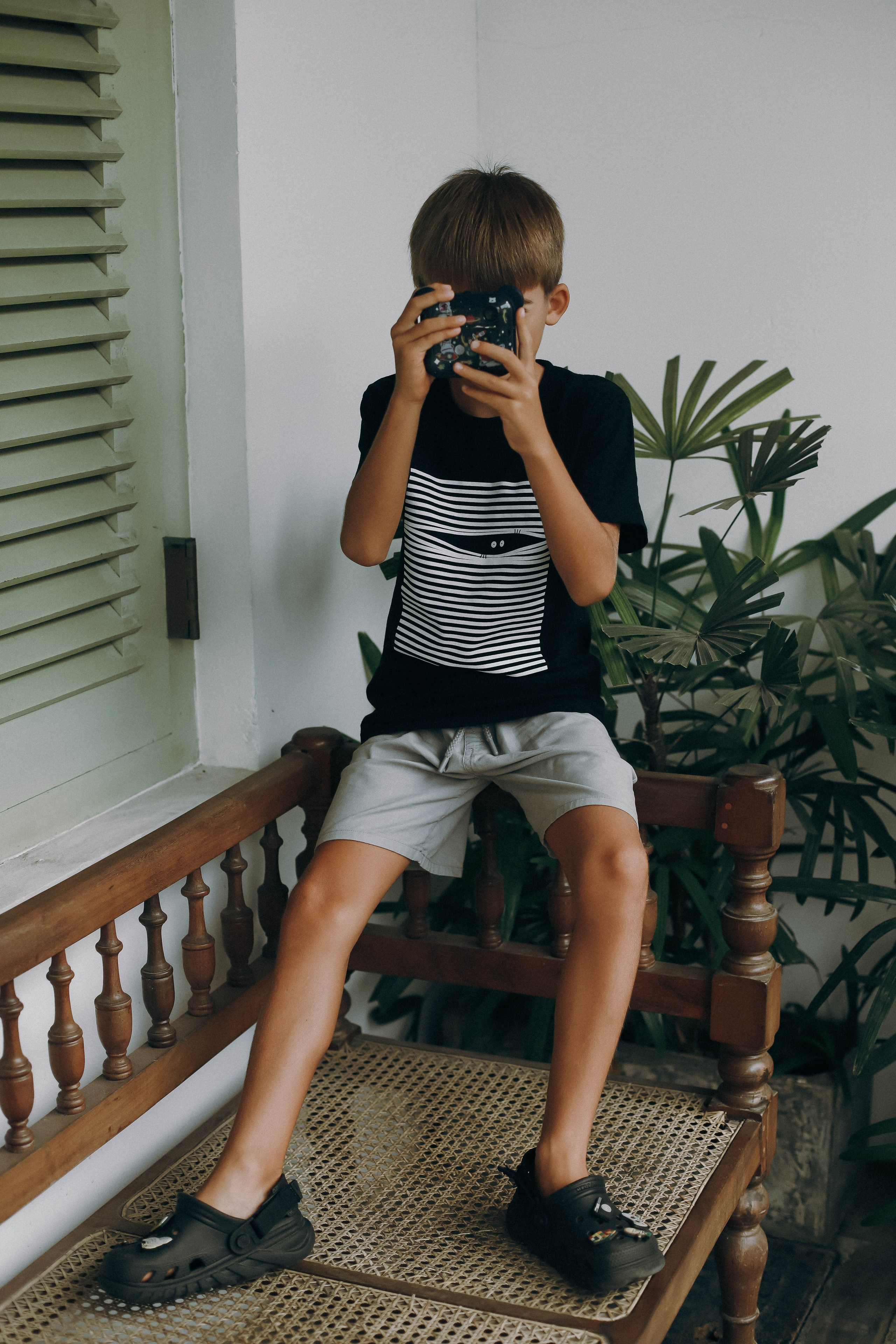 «Детская любознательность в объективе: малыш изучает старый город Галле»