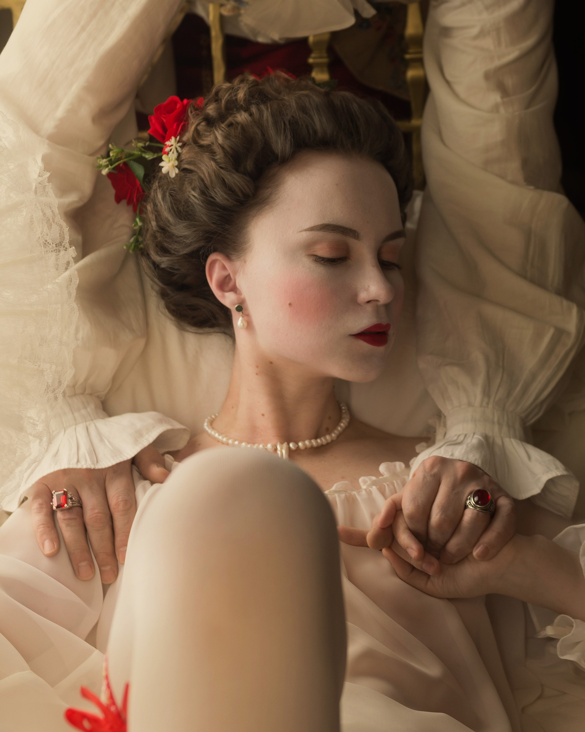 Арт-фотография, портрет женщины в стиле восемнадцатого века. Сзади стоит мужчина. Ретро образ, костюмированная фотосессия.