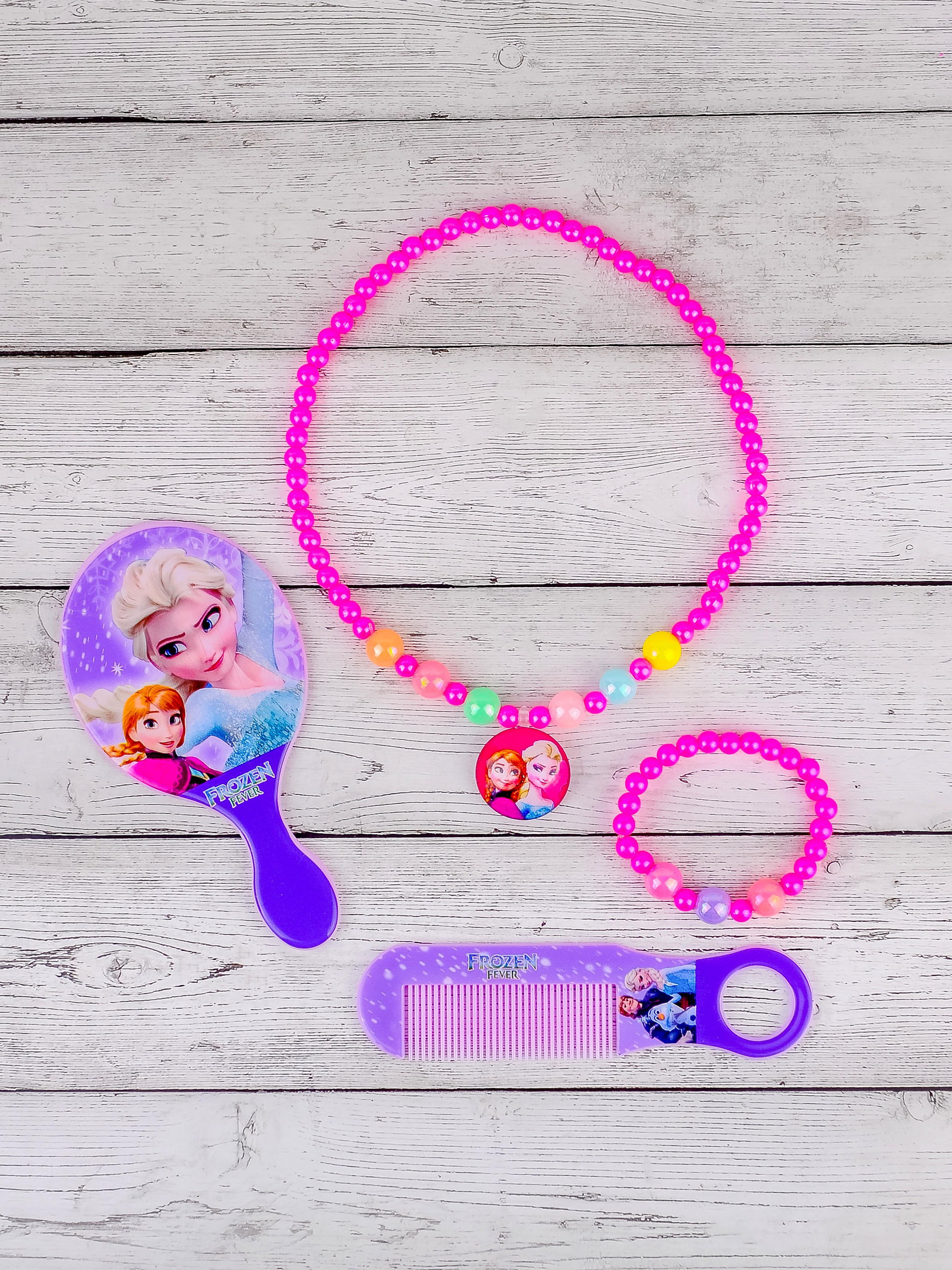 фотосессия для ВБ детского набора на деревянном фоне