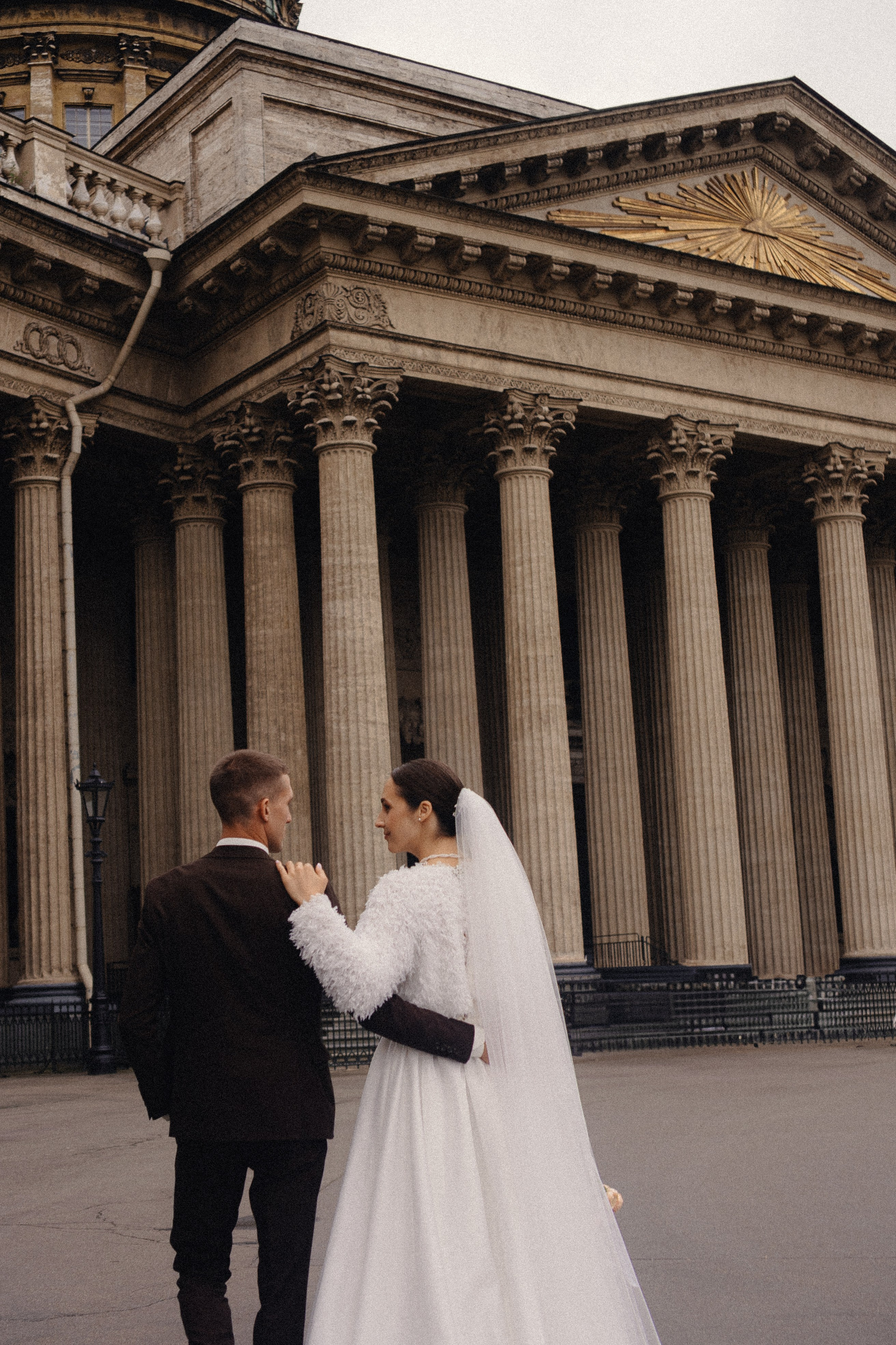 СВАДЕБНАЯ ПРОГУЛКА В САНТК-ПЕТЕРБУРГЕ (ИСАКИЕВСКИЙ СОБОР, ЗИМНЯЯ КАНАВКА, ЭРМИТАЖ И БОЛЬШАЯ МОРСКАЯ УЛИЦА). Профессиональный фотограф, Санкт-Петербург — Виктория Богомолова