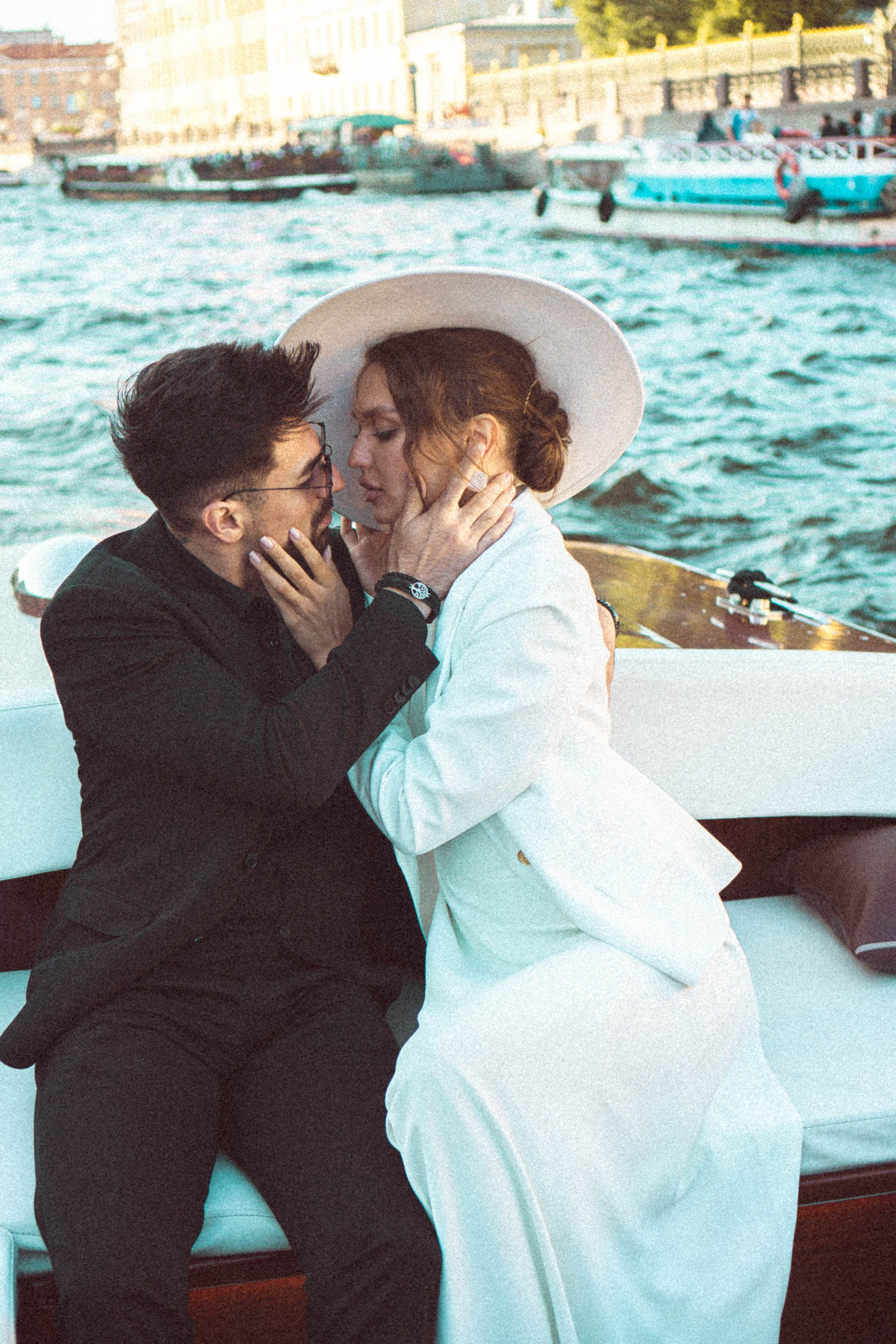 СВАДЕНБНАЯ СЬЕМКА НА КАТЕРЕ ПО КАНАЛАМ САНКТ-ПЕТЕРБУРГА И В АКВАТОРИИ НЕВЫ. Профессиональный фотограф, Санкт-Петербург — Виктория Богомолова