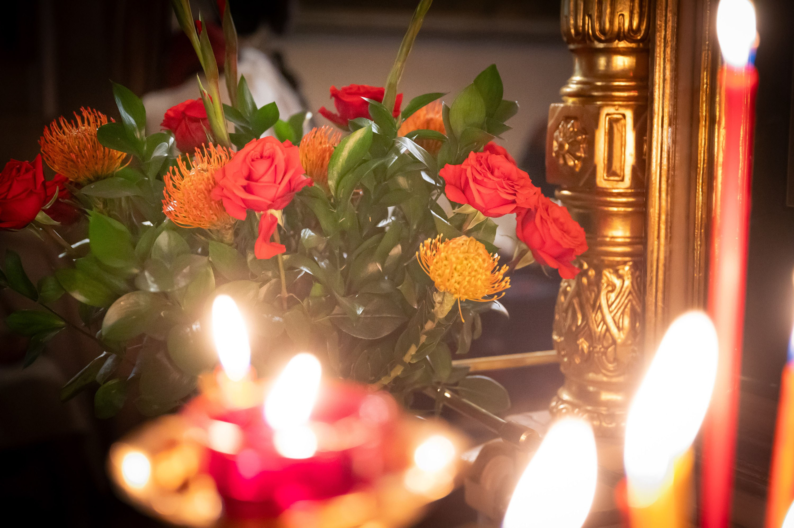 Храм Преображения Господня в Богородском. Цветы на Пасху. Антон и Татьяна Денисенко — В храме