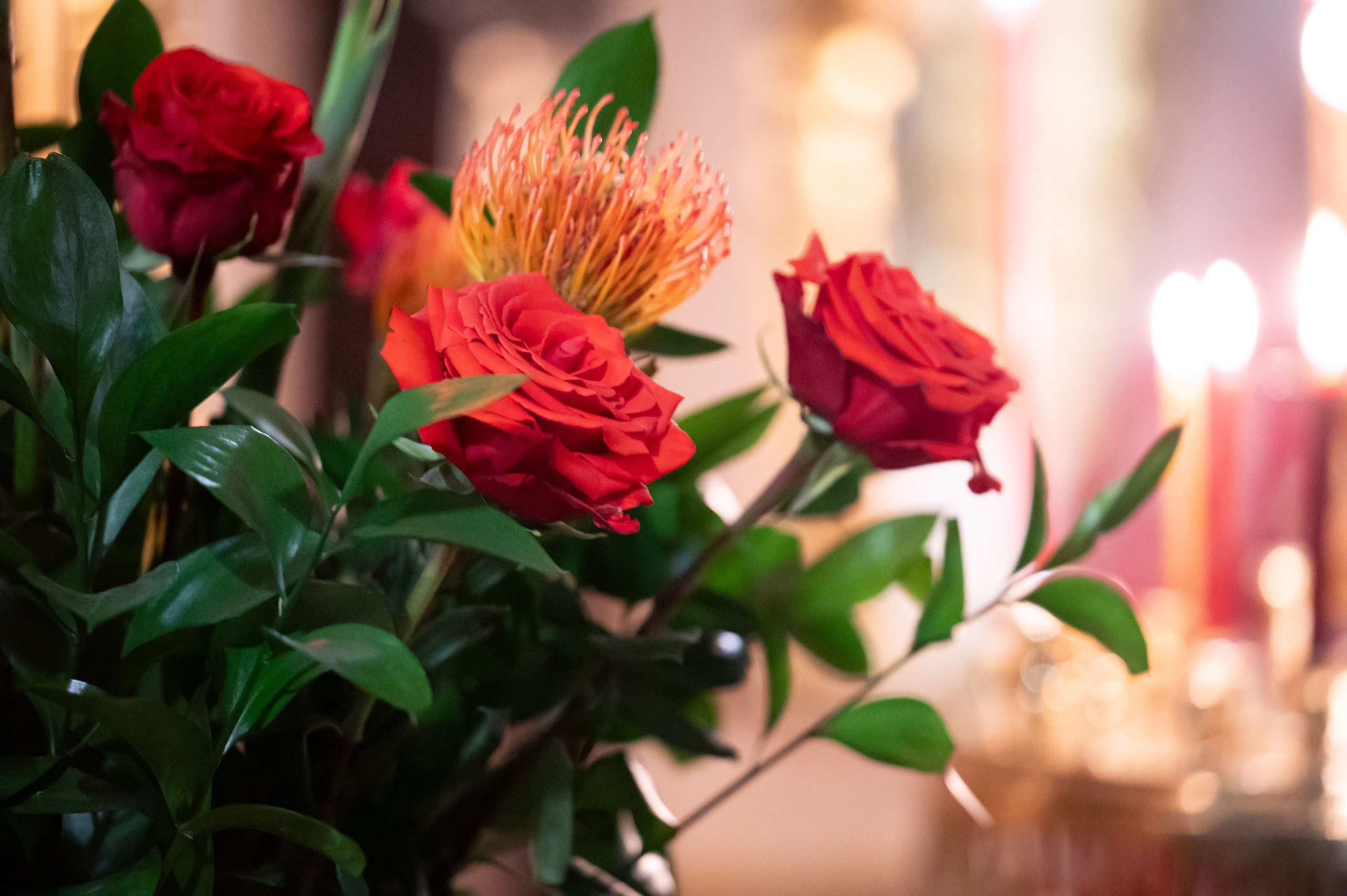 Храм Преображения Господня в Богородском. Цветы на Пасху. Антон и Татьяна Денисенко — В храме