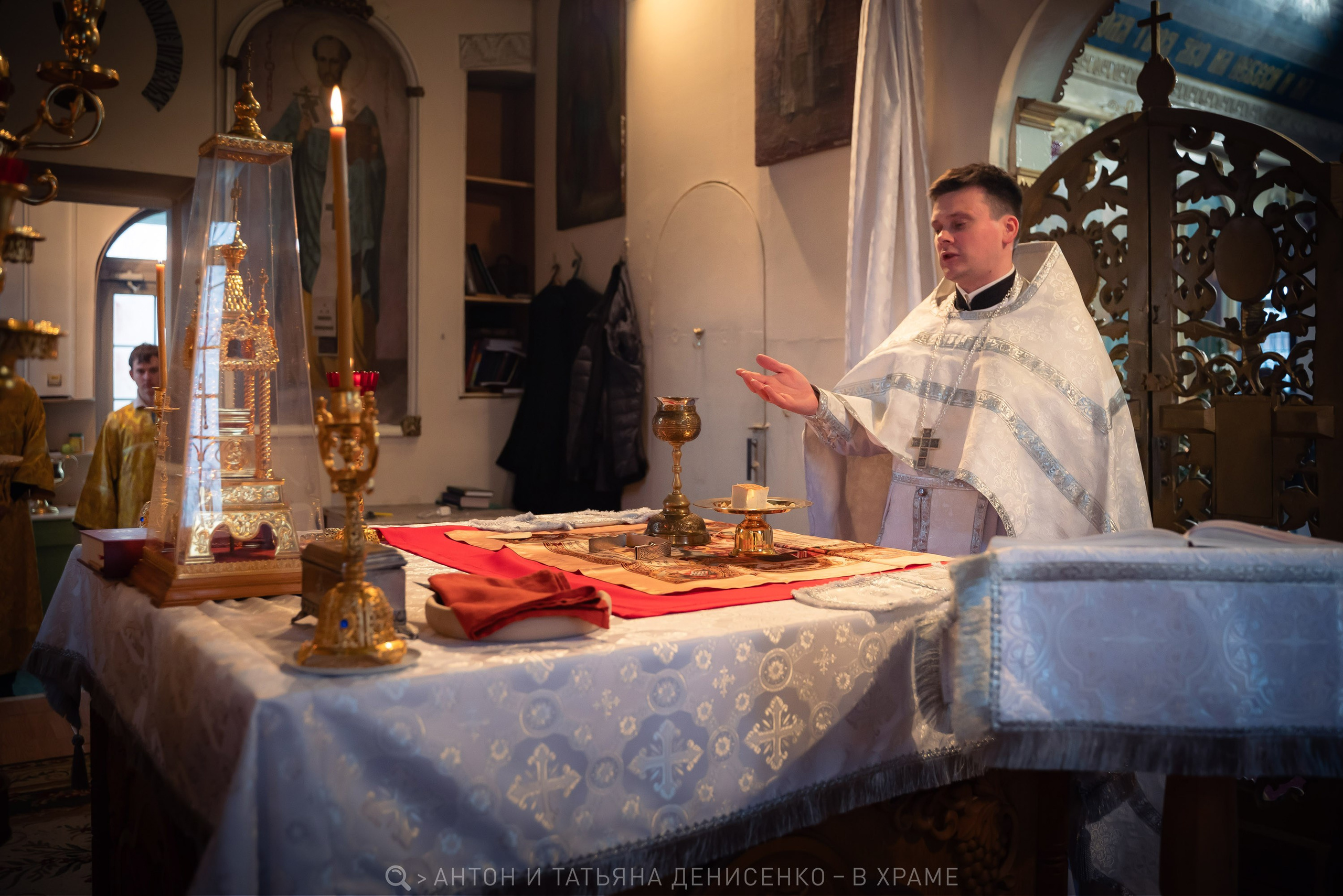 Храм свт. Николая Чудотворца, г. Зерноград. Божественная литургия. Антон и Татьяна Денисенко — В храме