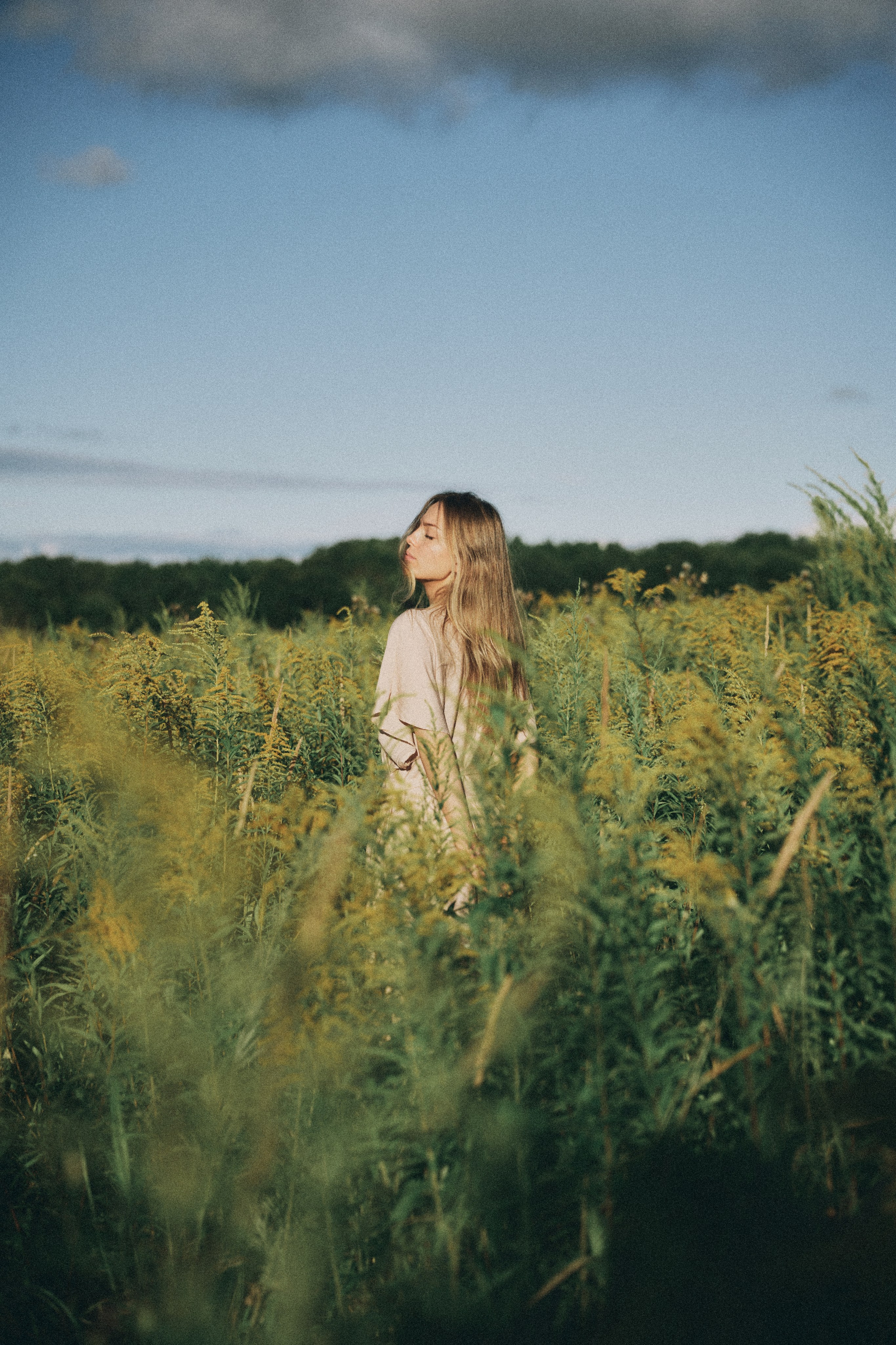 фотосессия девушки на природе в желтых цветами