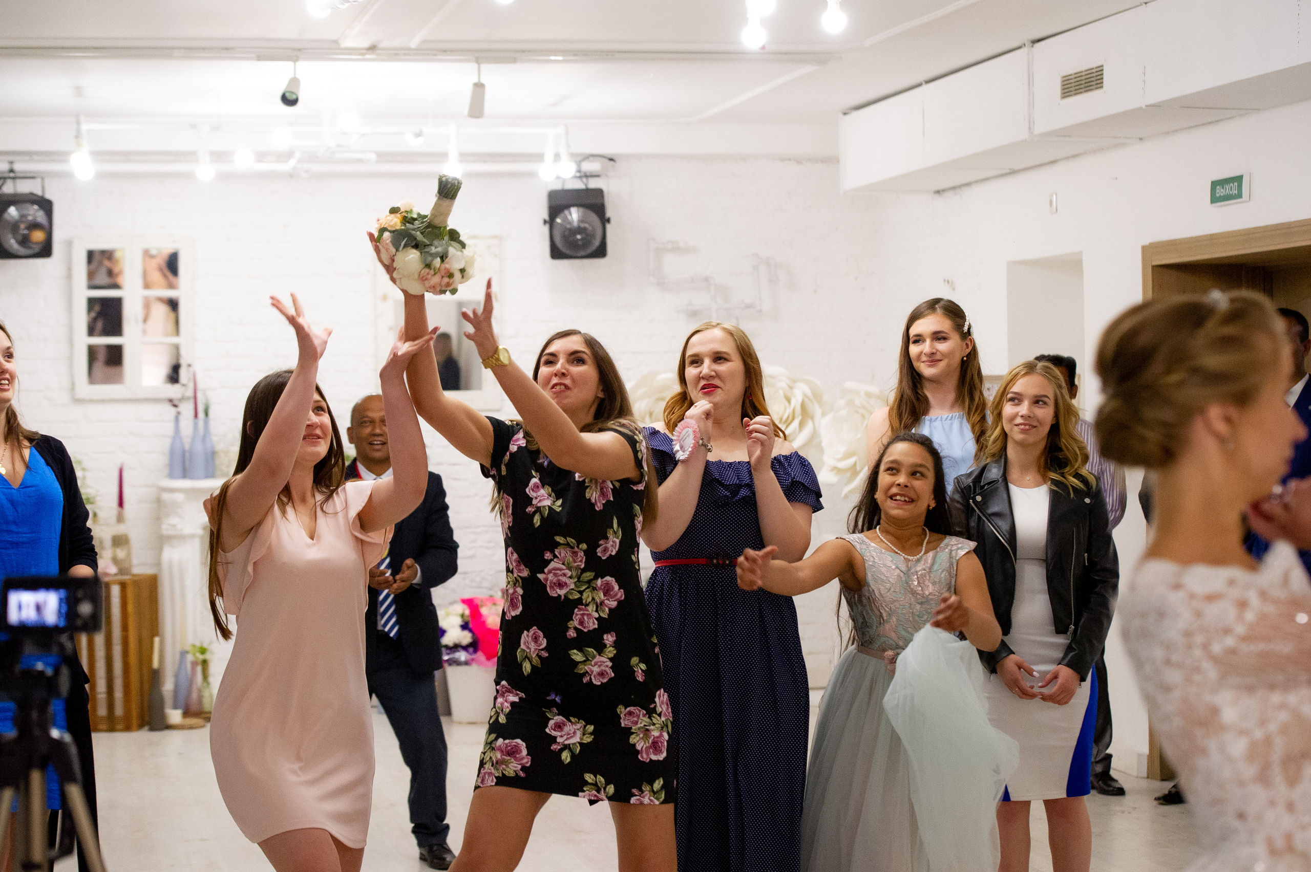 Свадебные фотографии с ретро автомобилем. Свадебный фотограф Наталья Немцева в Санкт-Петербурге