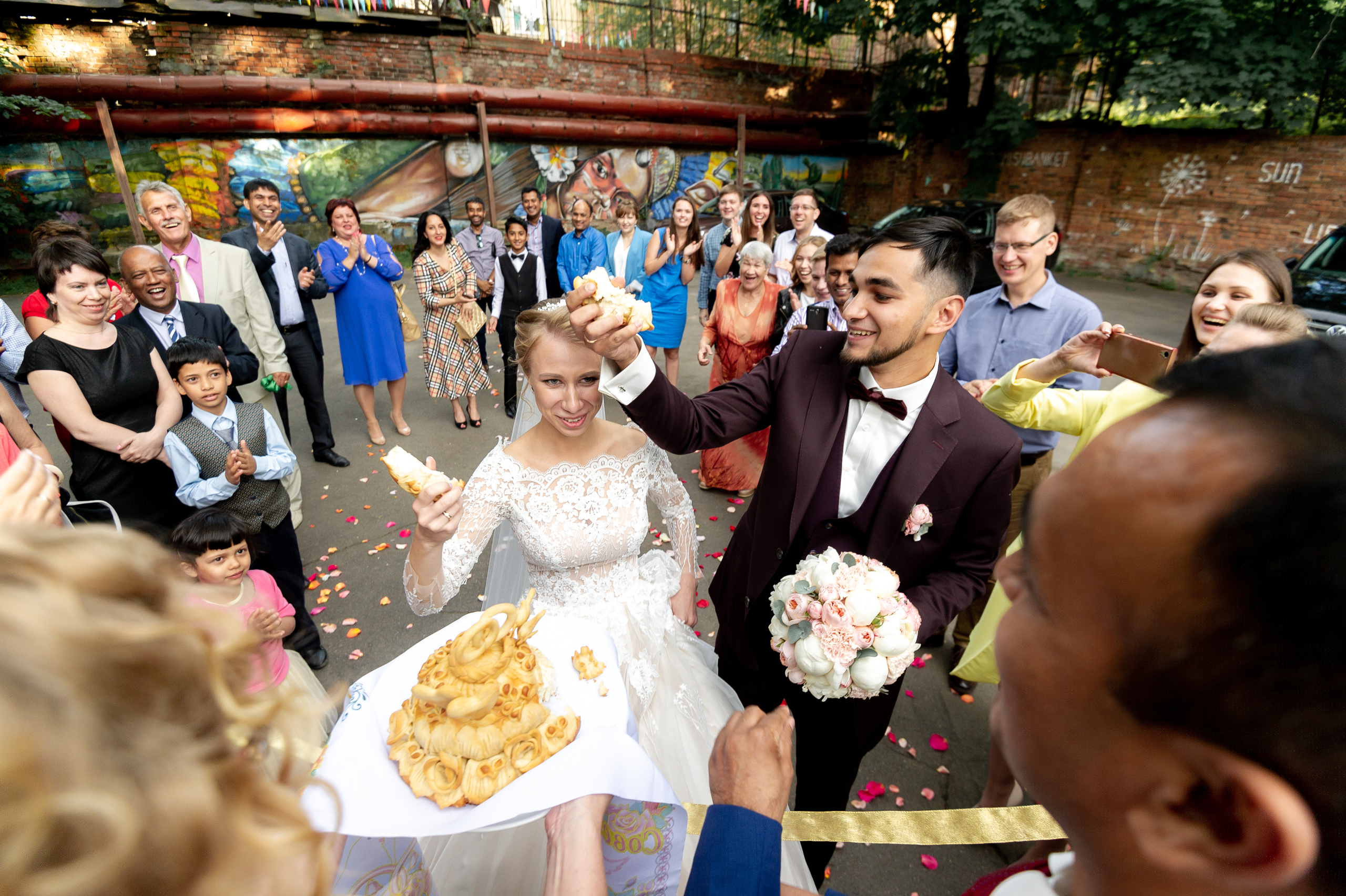 Свадебные фотографии с ретро автомобилем. Свадебный фотограф Наталья Немцева в Санкт-Петербурге