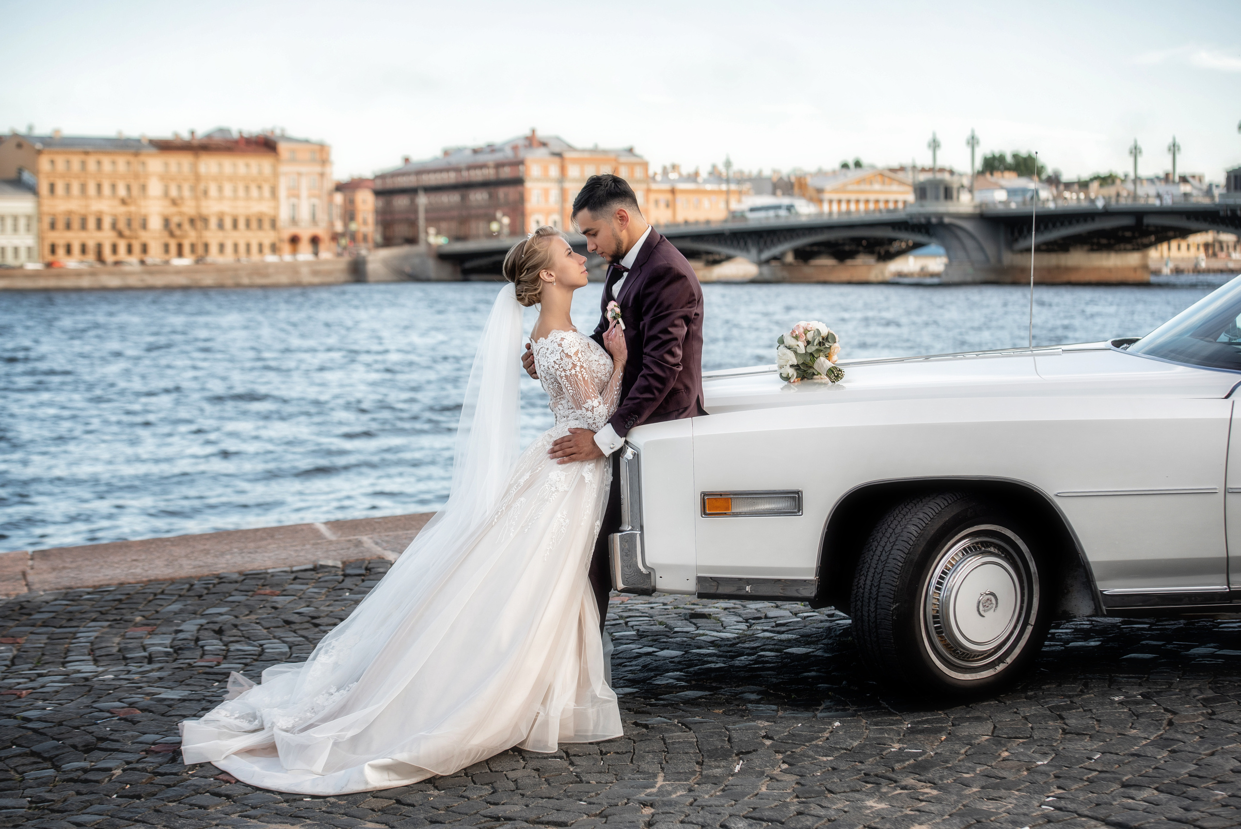 Свадебные фотографии с ретро автомобилем. Свадебный фотограф Наталья Немцева в Санкт-Петербурге
