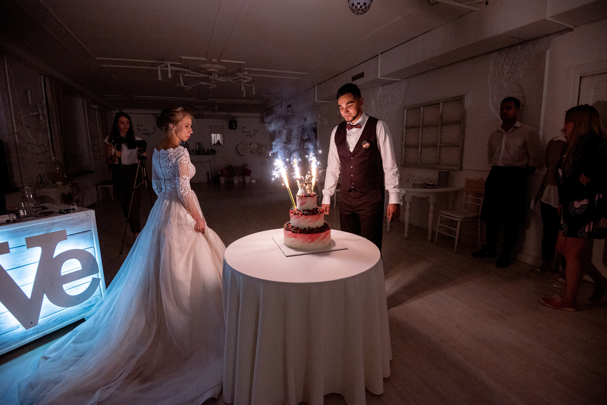 Свадебные фотографии с ретро автомобилем. Свадебный фотограф Наталья Немцева в Санкт-Петербурге