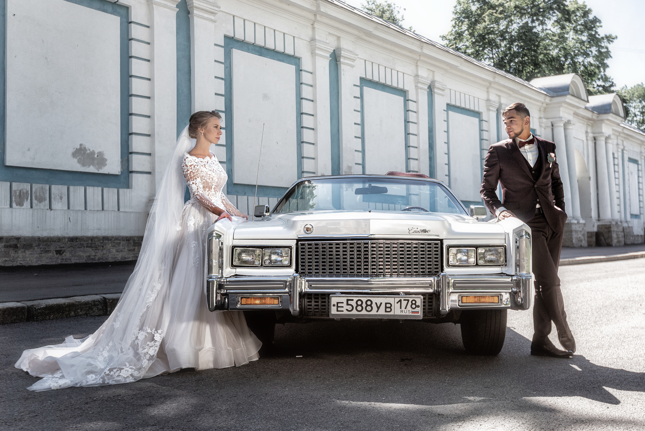 Свадебные фотографии с ретро автомобилем. Свадебный фотограф Наталья Немцева в Санкт-Петербурге