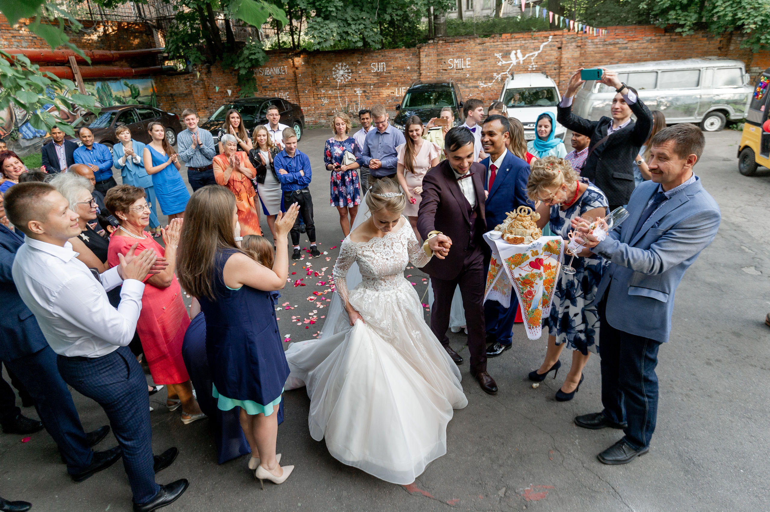 Свадебные фотографии с ретро автомобилем. Свадебный фотограф Наталья Немцева в Санкт-Петербурге