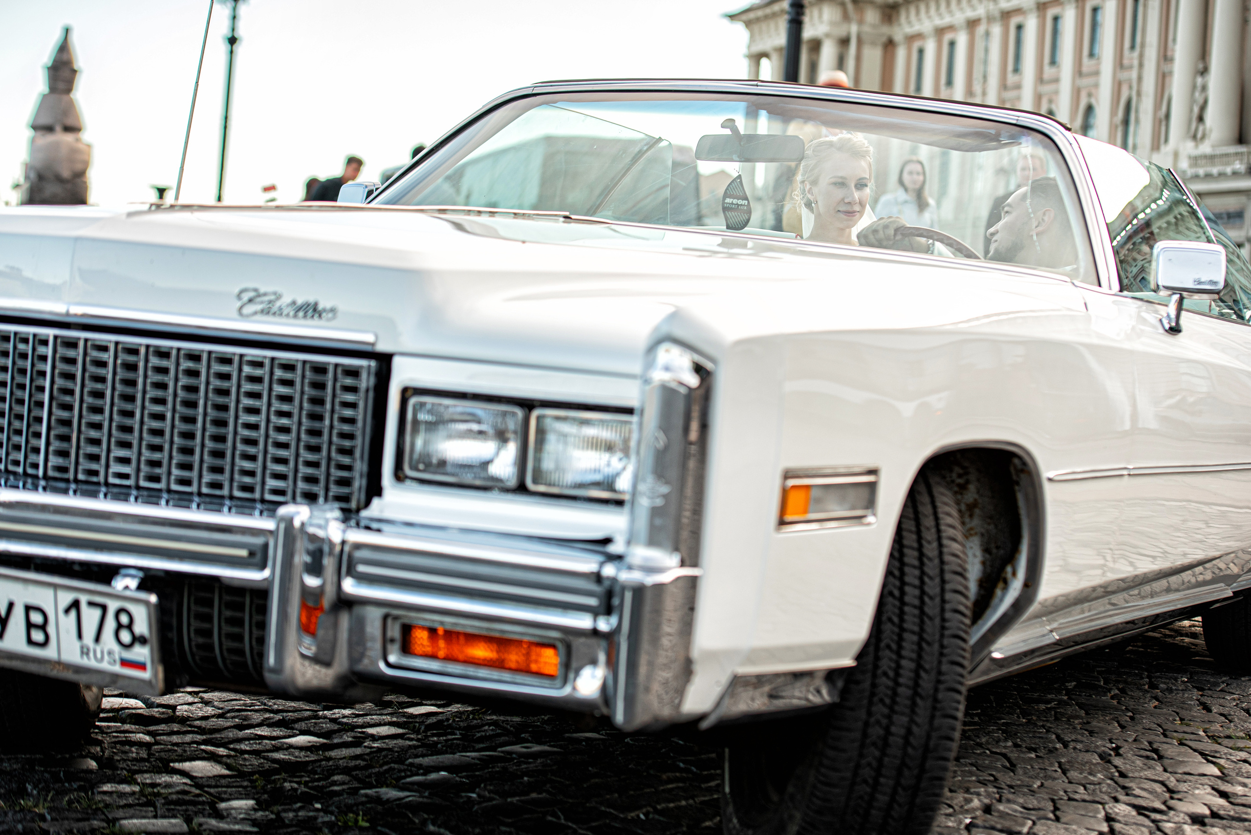 Свадебные фотографии с ретро автомобилем. Свадебный фотограф Наталья Немцева в Санкт-Петербурге