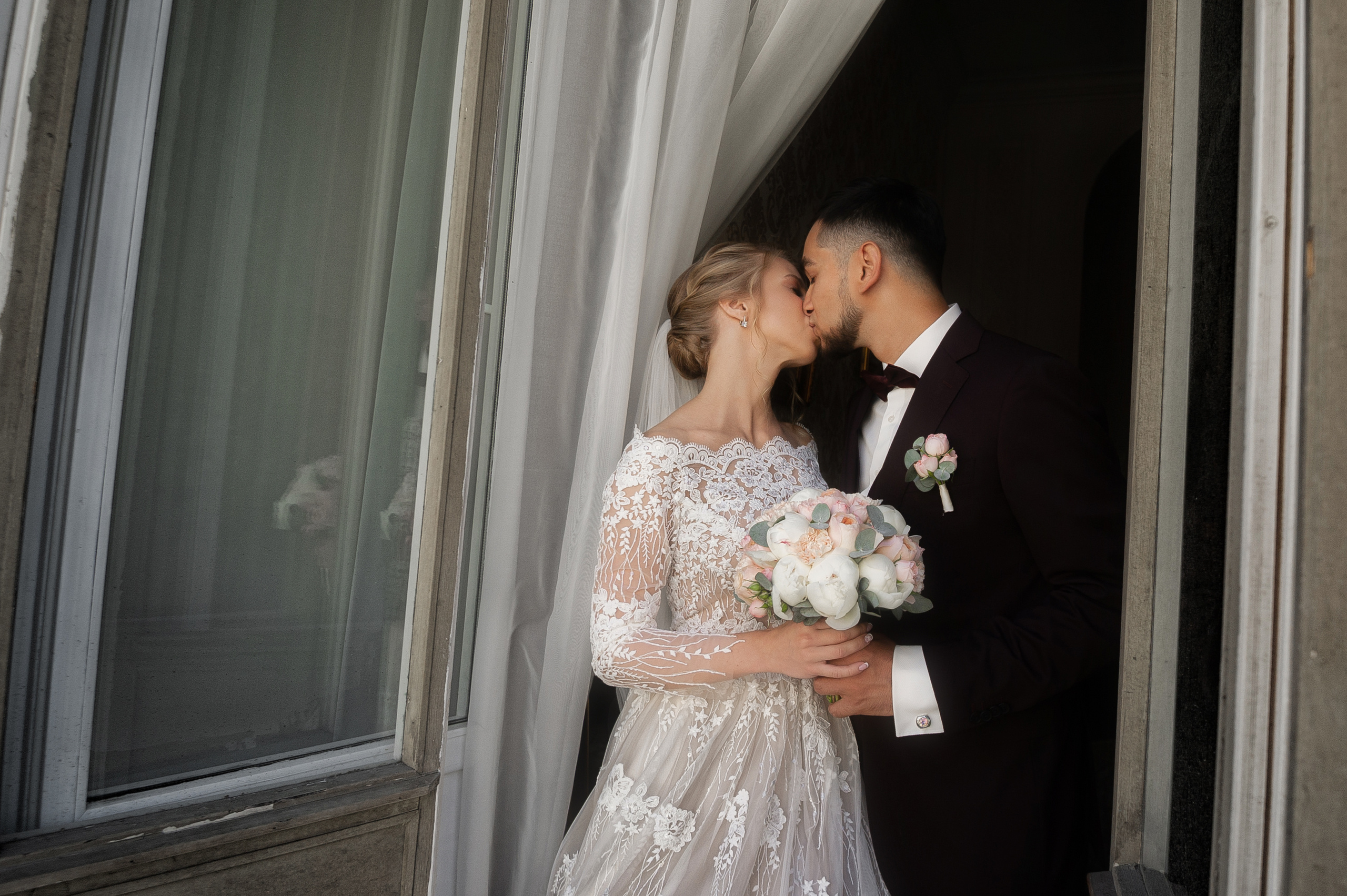 Свадебные фотографии с ретро автомобилем. Свадебный фотограф Наталья Немцева в Санкт-Петербурге