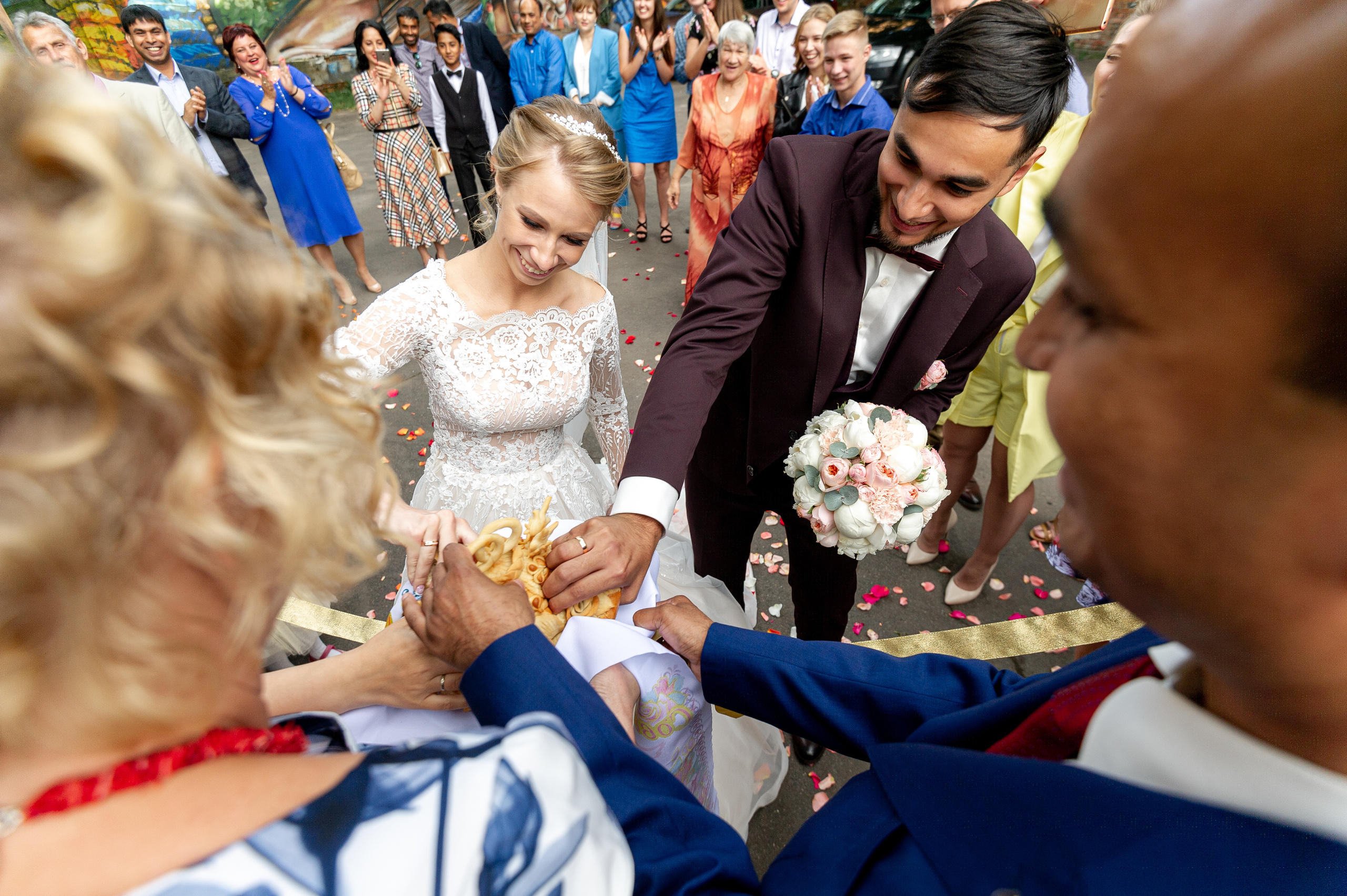 Свадебные фотографии с ретро автомобилем. Свадебный фотограф Наталья Немцева в Санкт-Петербурге