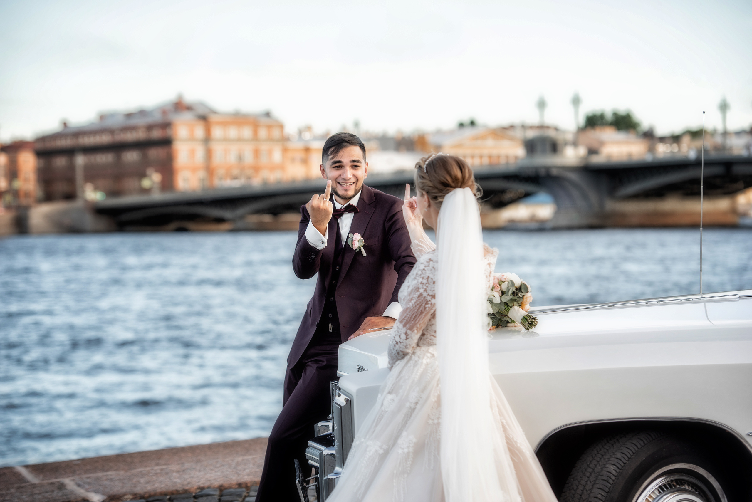 Свадебные фотографии с ретро автомобилем. Свадебный фотограф Наталья Немцева в Санкт-Петербурге