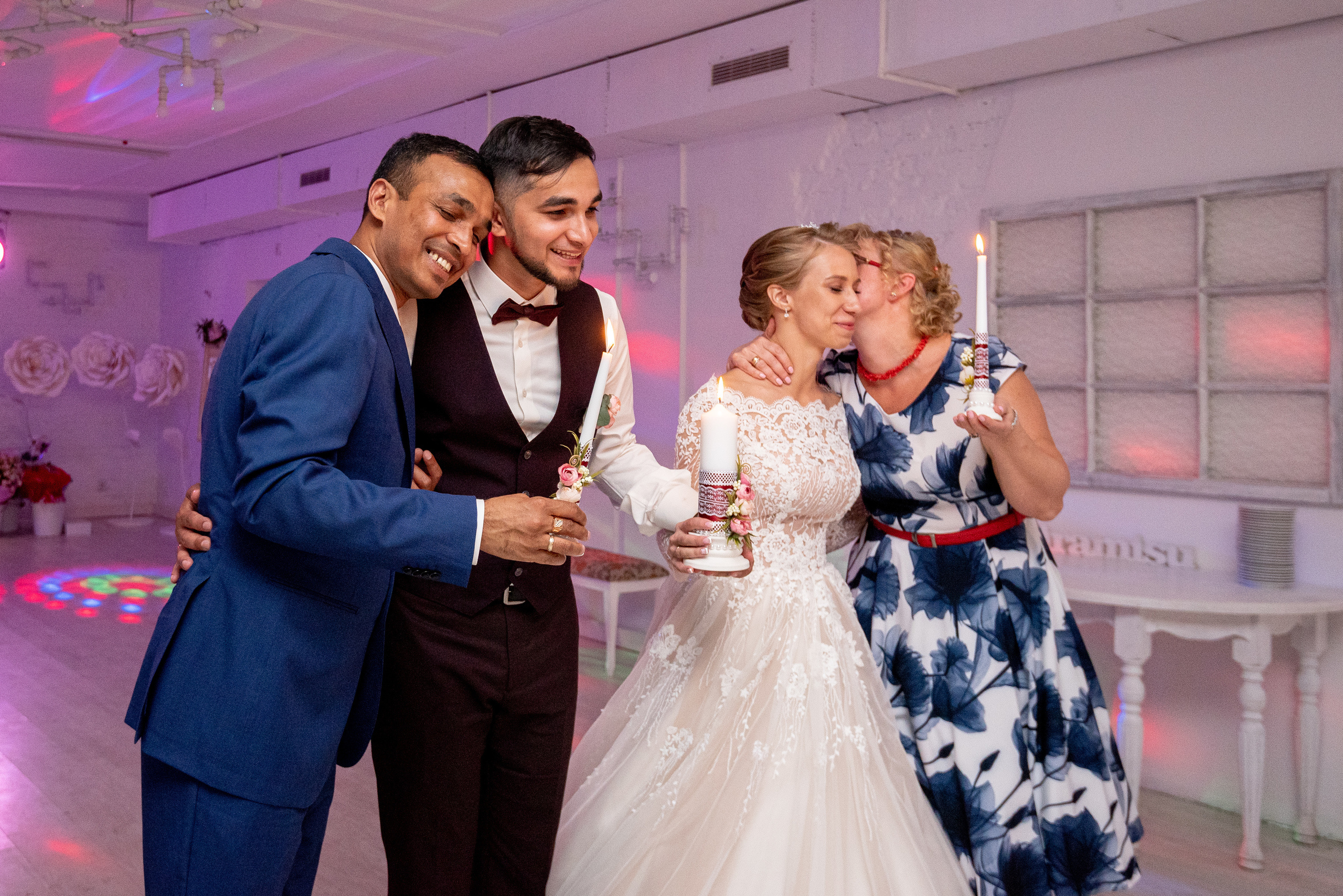 Свадебные фотографии с ретро автомобилем. Свадебный фотограф Наталья Немцева в Санкт-Петербурге