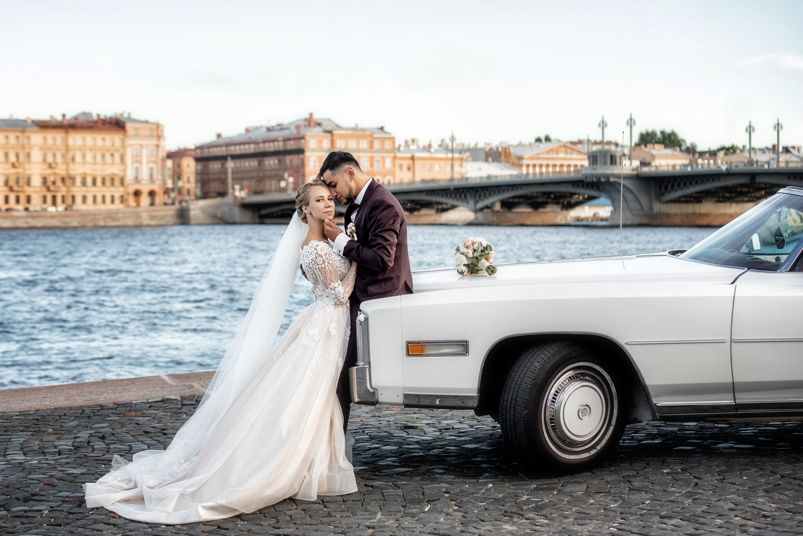 Свадебные фотографии с ретро автомобилем. Свадебный фотограф Наталья Немцева в Санкт-Петербурге