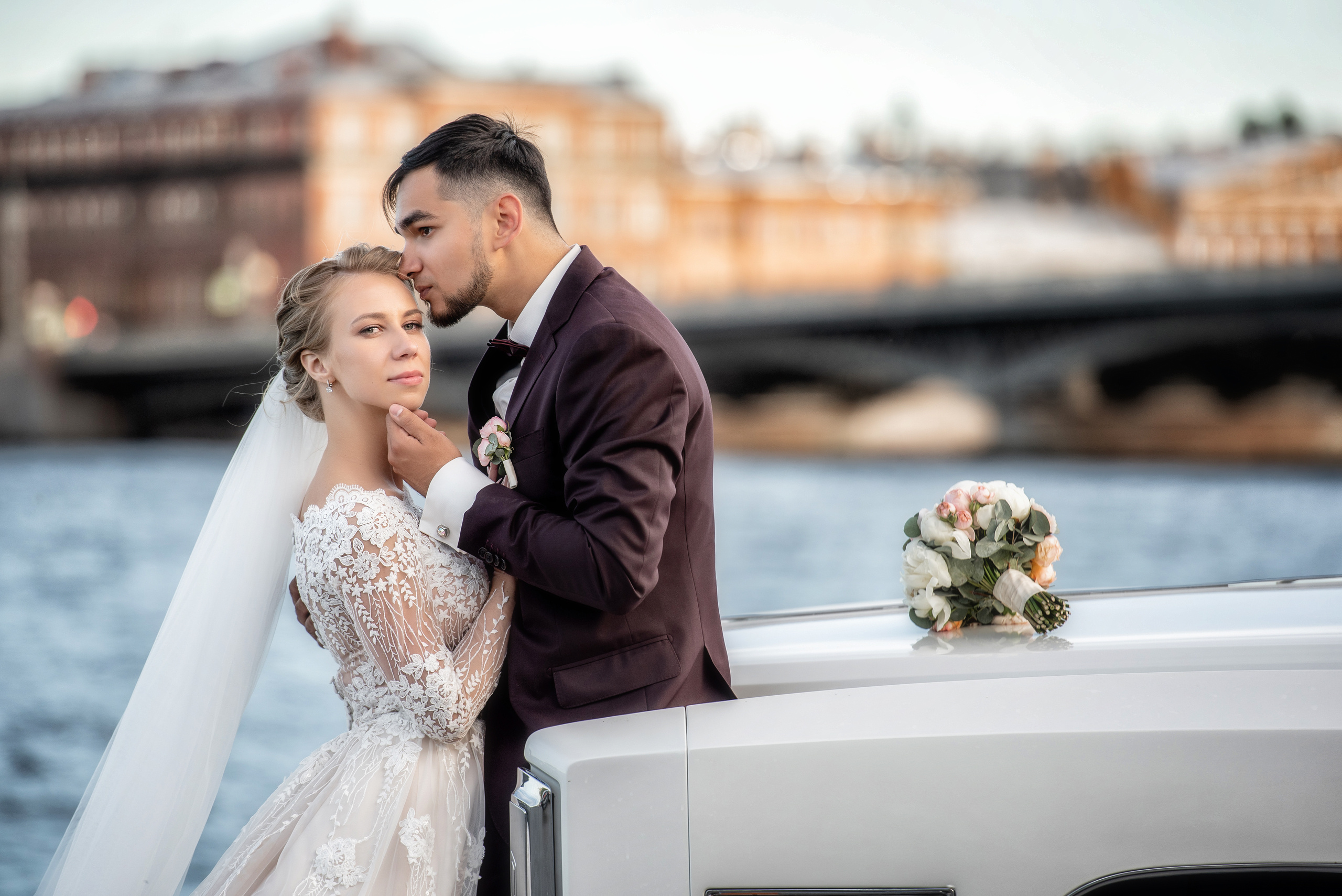 Свадебные фотографии с ретро автомобилем. Свадебный фотограф Наталья Немцева в Санкт-Петербурге