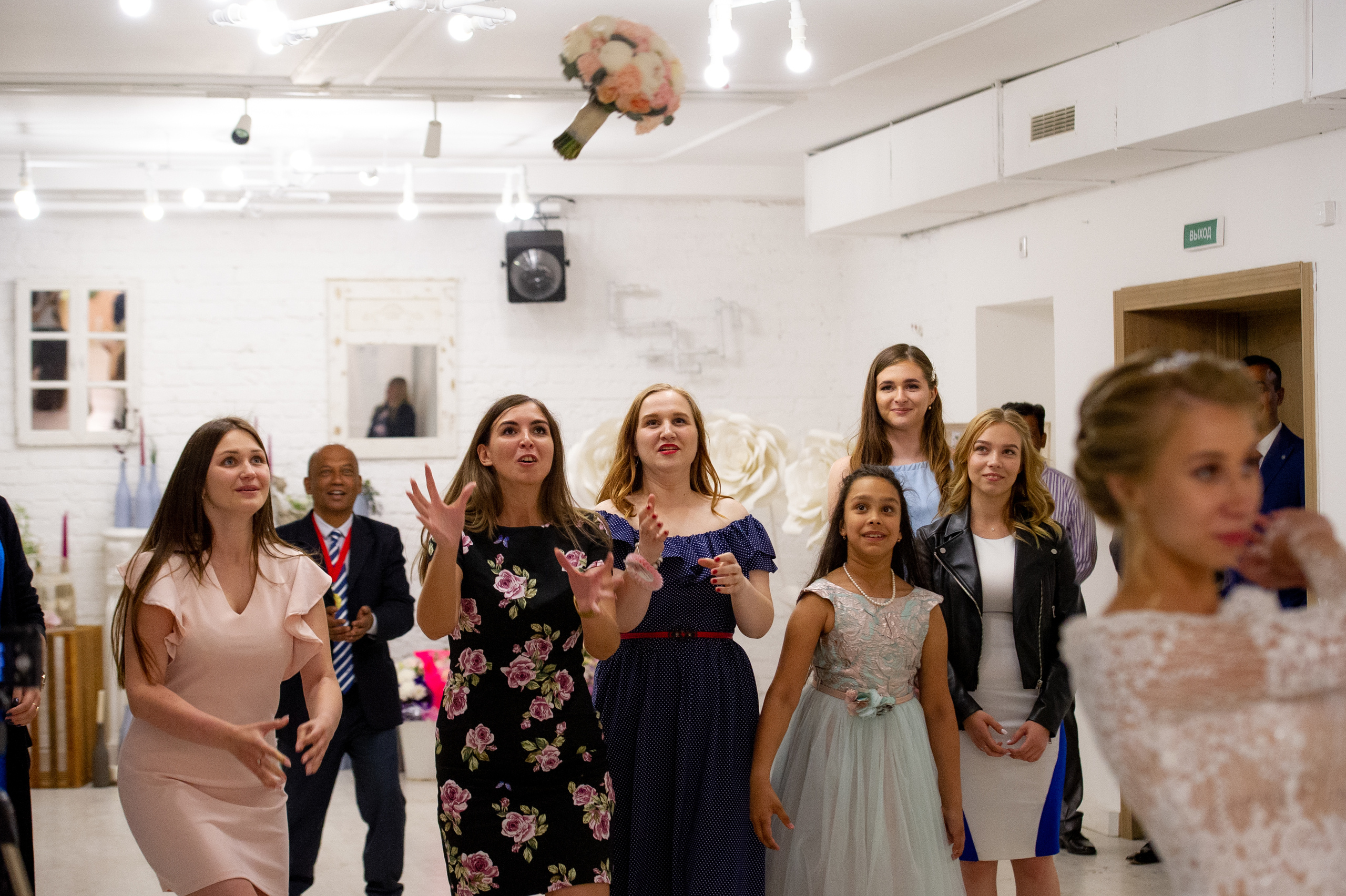 Свадебные фотографии с ретро автомобилем. Свадебный фотограф Наталья Немцева в Санкт-Петербурге