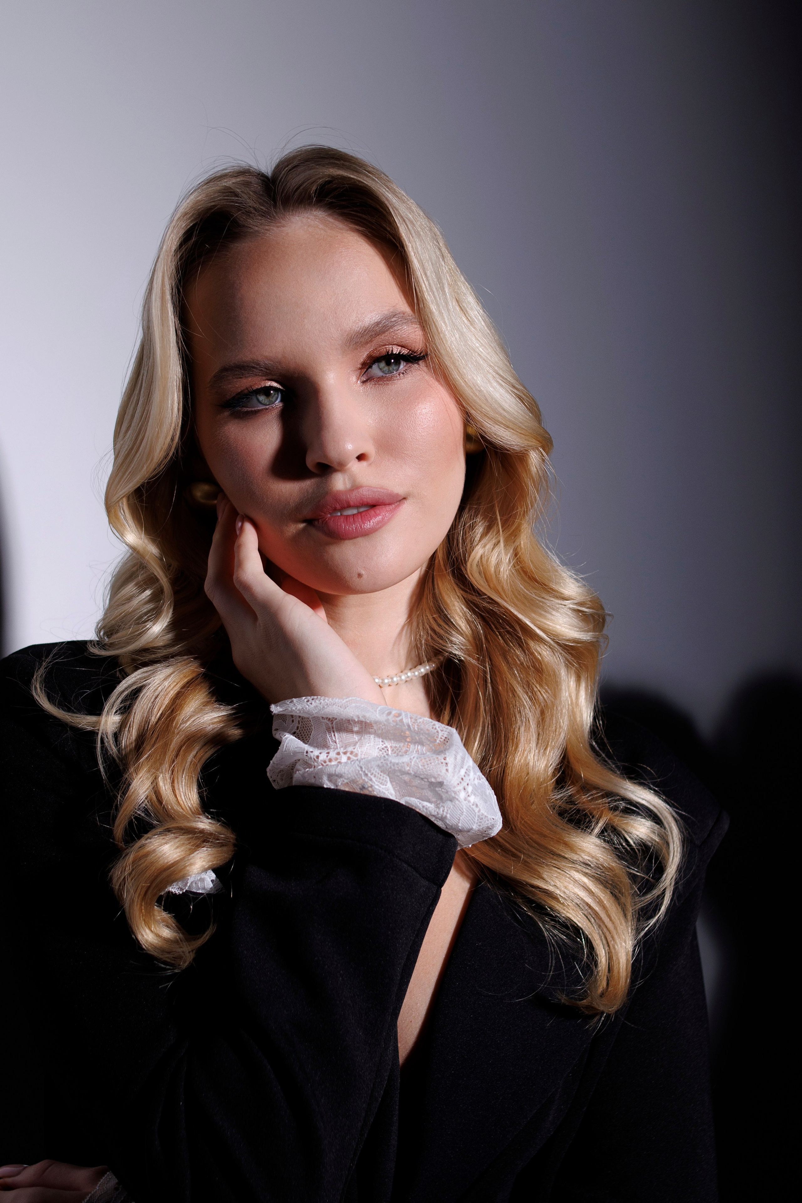 Фотосессия в студии. Я — фотограф, который помогает запечатлеть самые важные моменты вашей жизни!