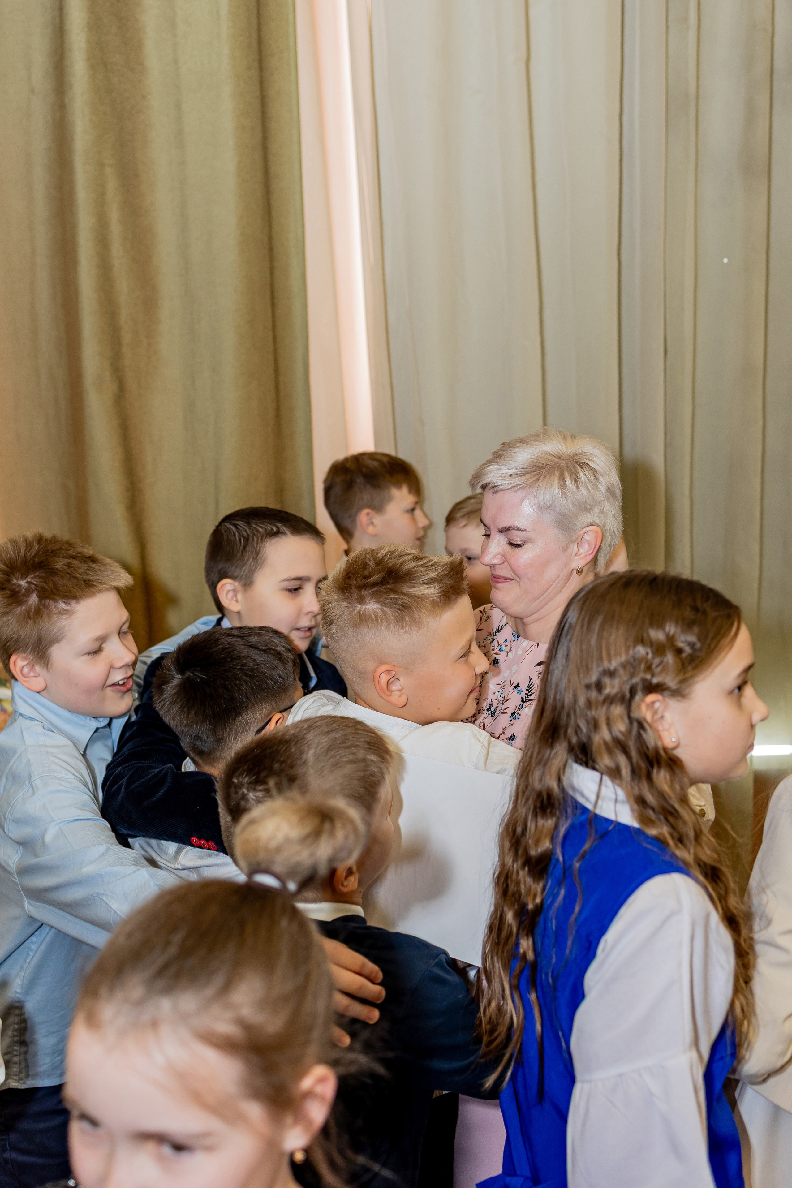 Выпускной праздник в начальной школе. Фотограф и видеограф Москва. Свадебный фотограф, видеограф. Выпускные альбомы. Оживающие альбомы