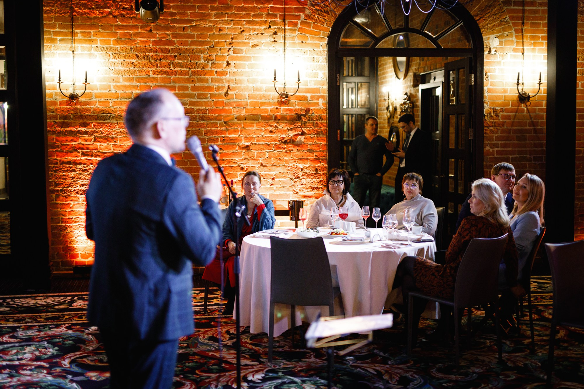 Мероприятие «Газпромбанк Инвестиции» в La Maison. Бизнес фотограф в Новосибирске Александр Рощин