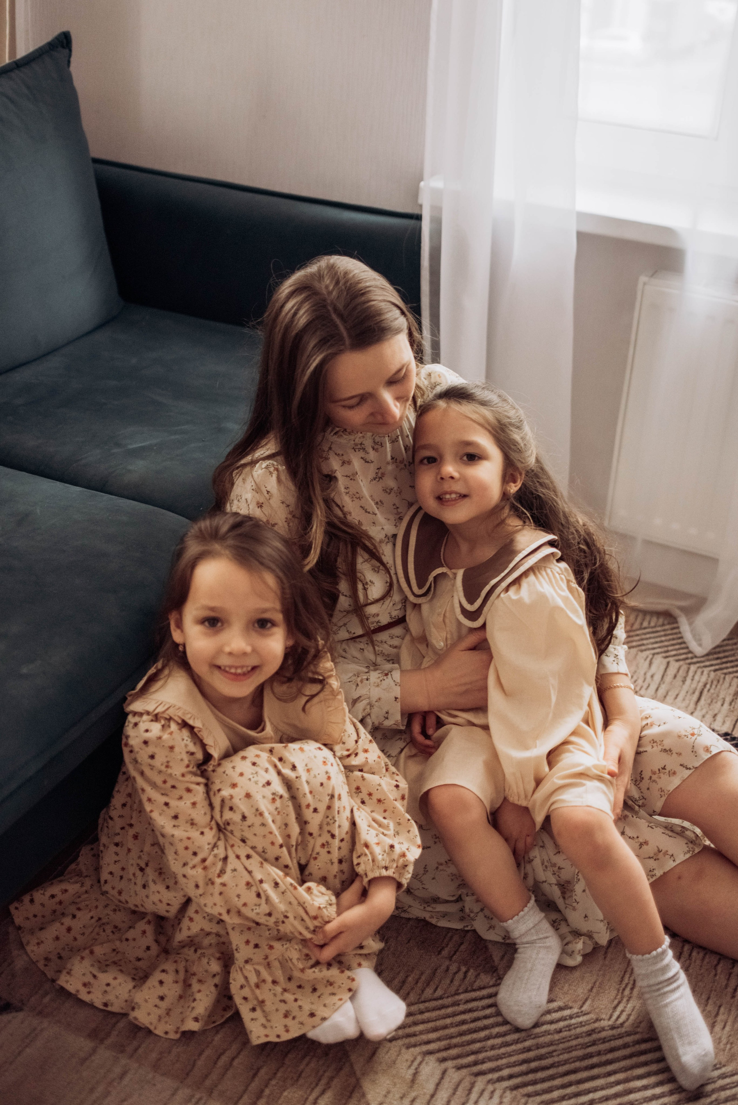 Домашняя фотосессия для мамы и дочек, с цветами, весной, к 8 марта. Семейный фотограф в Железнодорожном Масаева Елена