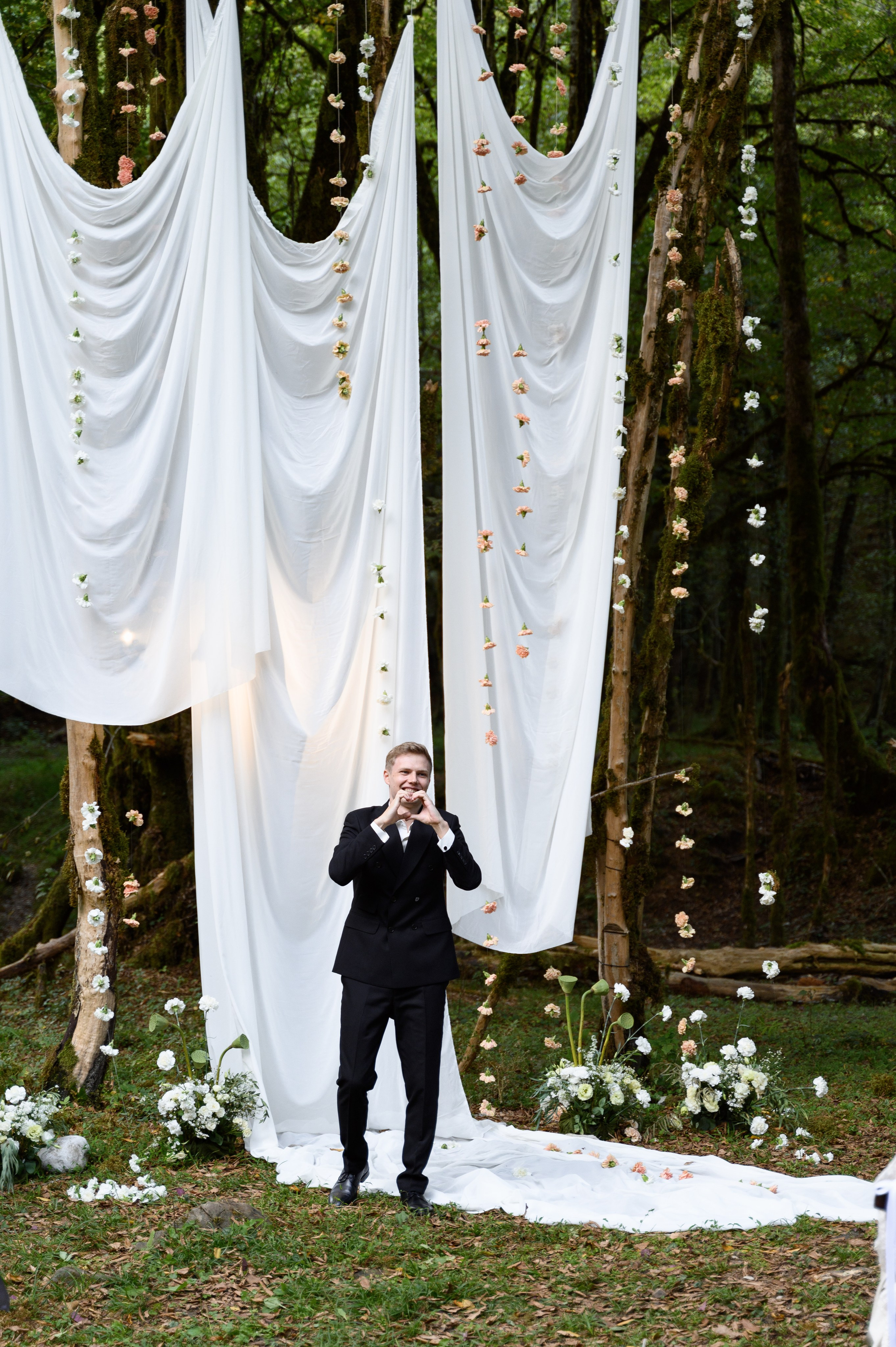  жених в окружении лесных пейзажей глэмпинга Енот, создают уникальные свадебные кадры в Сочи