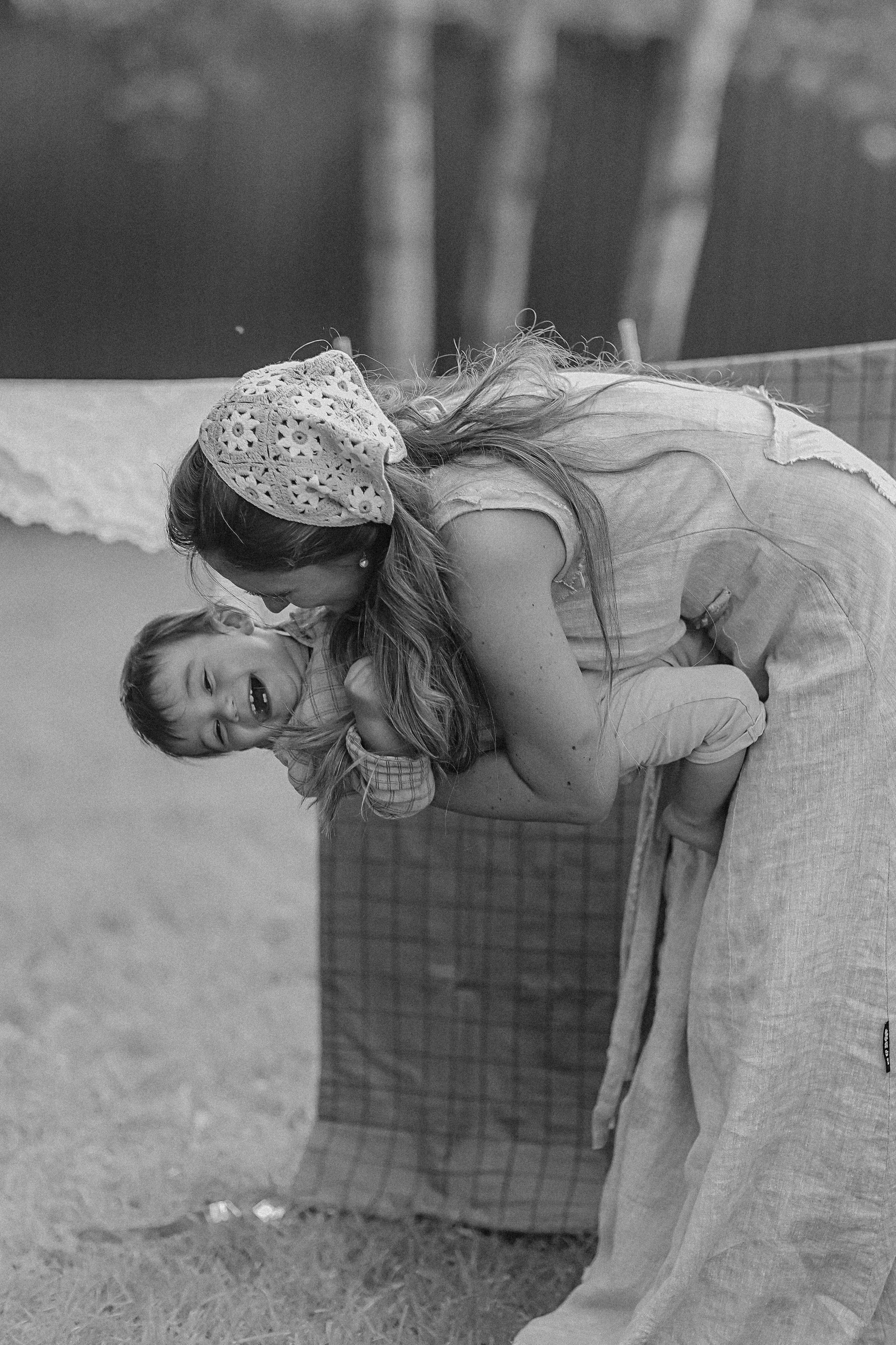Стирка у дома. Семейный фотограф Тюмень, фотограф на роды Салмина Мария