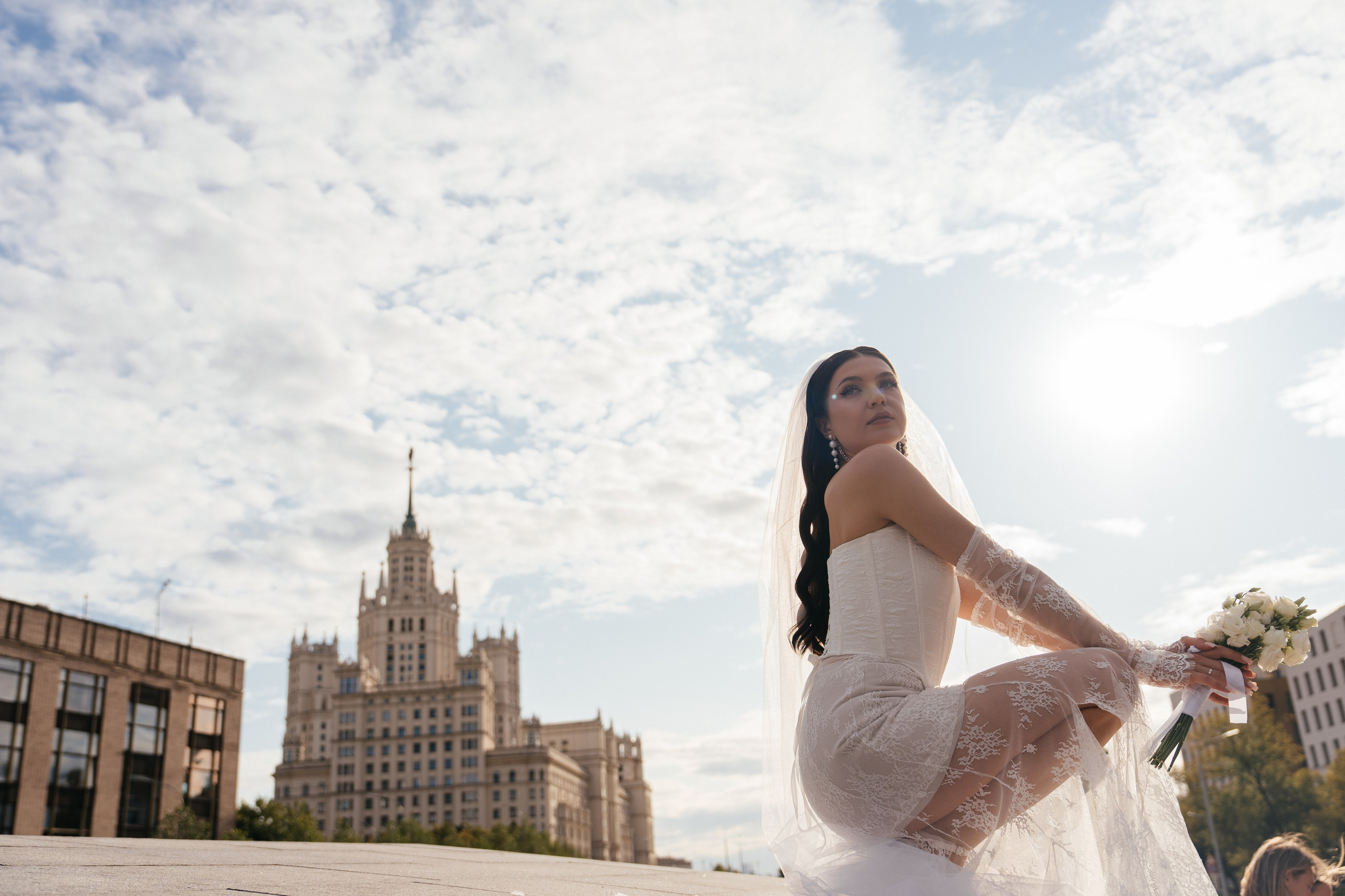 Свадебная фотосессия в Москве у высотки на Котельнической набережной. Свадебный фотограф в Москве Анна Полушина