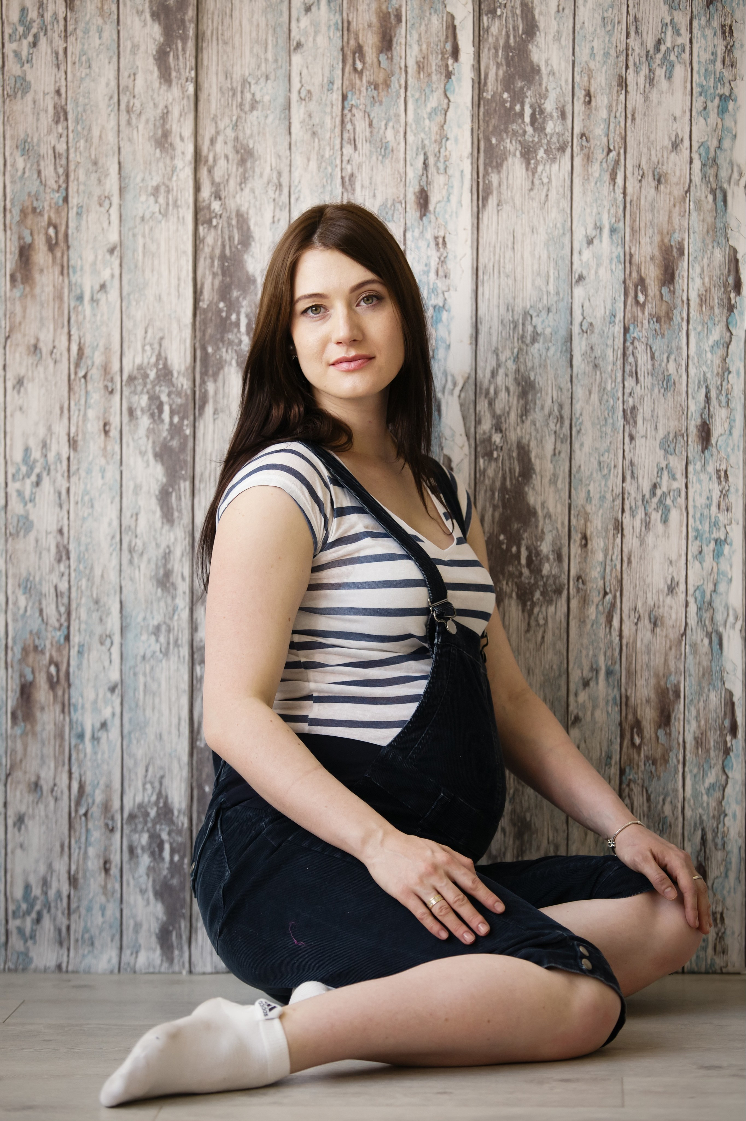 Съемка для двух беременных подруг в светлой студии. Фотографы в Москве Светлана Устинова и Сергей Грачев