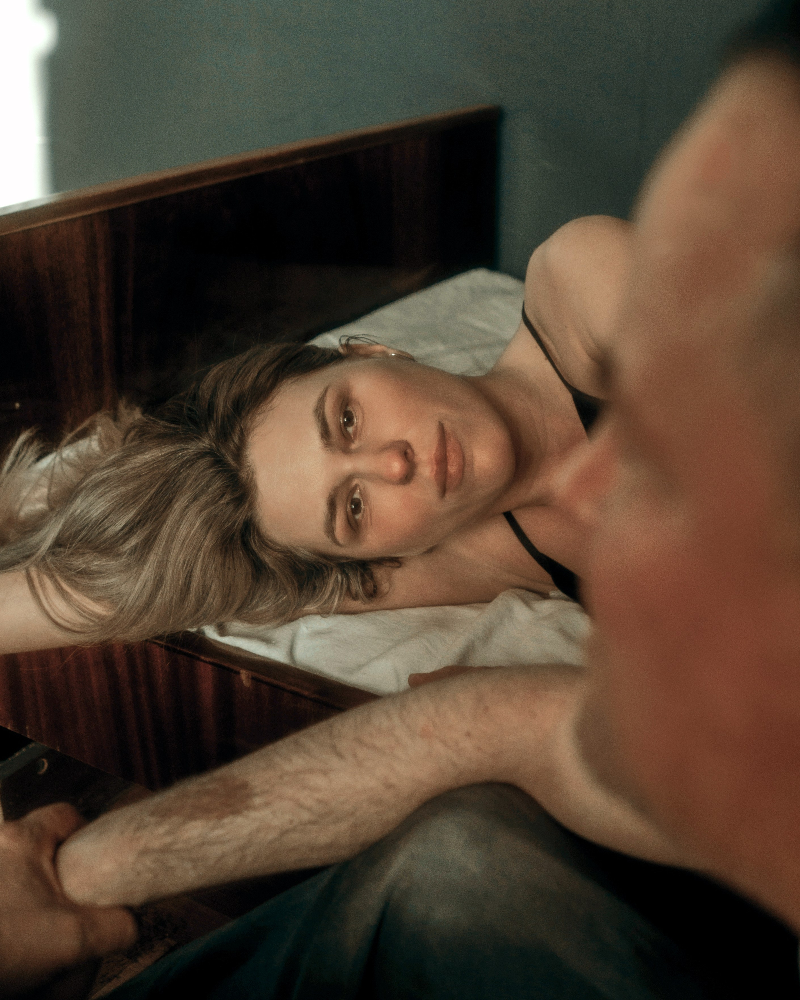 Чувственная фотосессия пары на кровати, intimate love story в авторском стиле, кинематографичные кадры для двоих