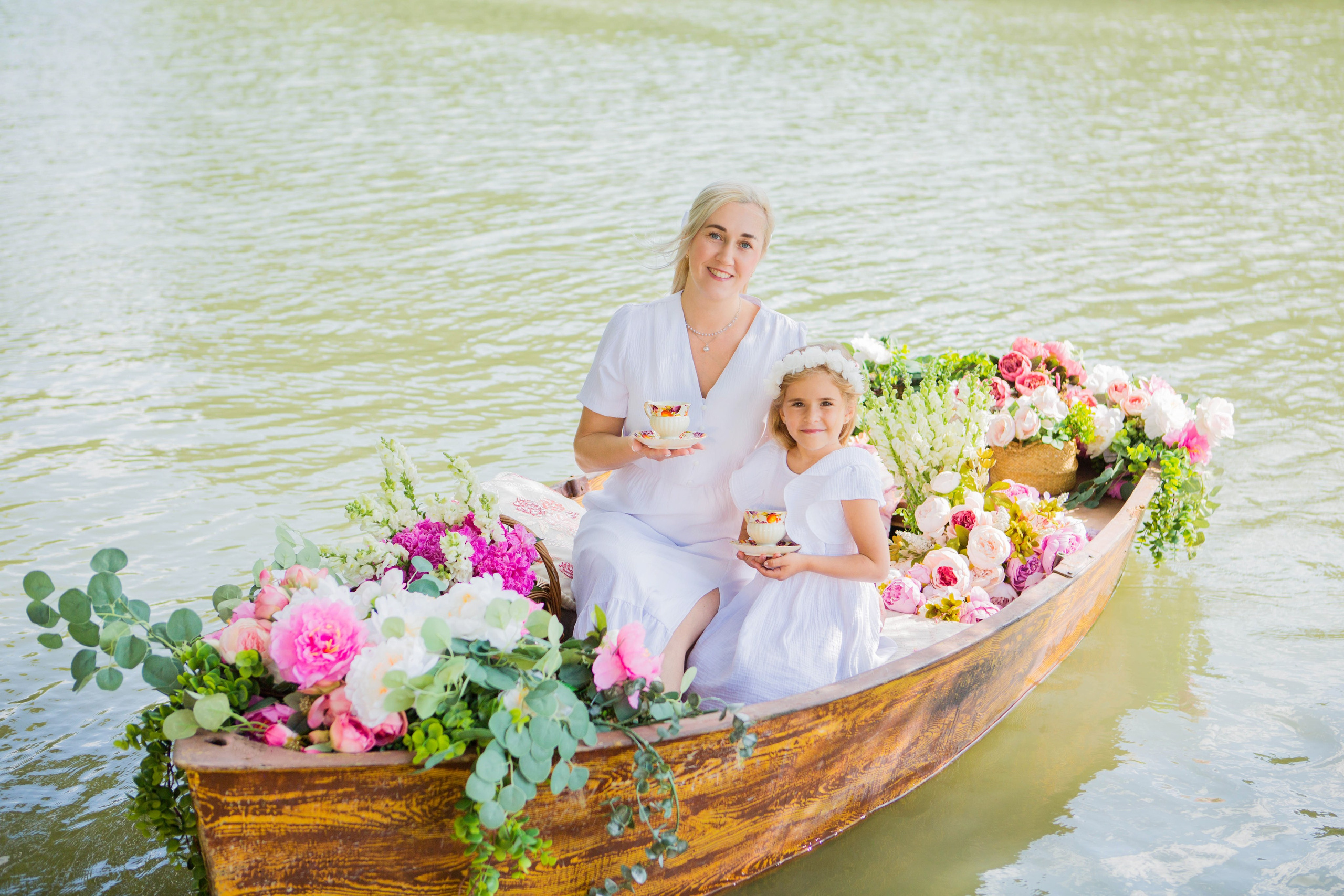 Лодка с пионами. Свадебный семейный и детский фотограф в Краснодаре Карина Федоровская