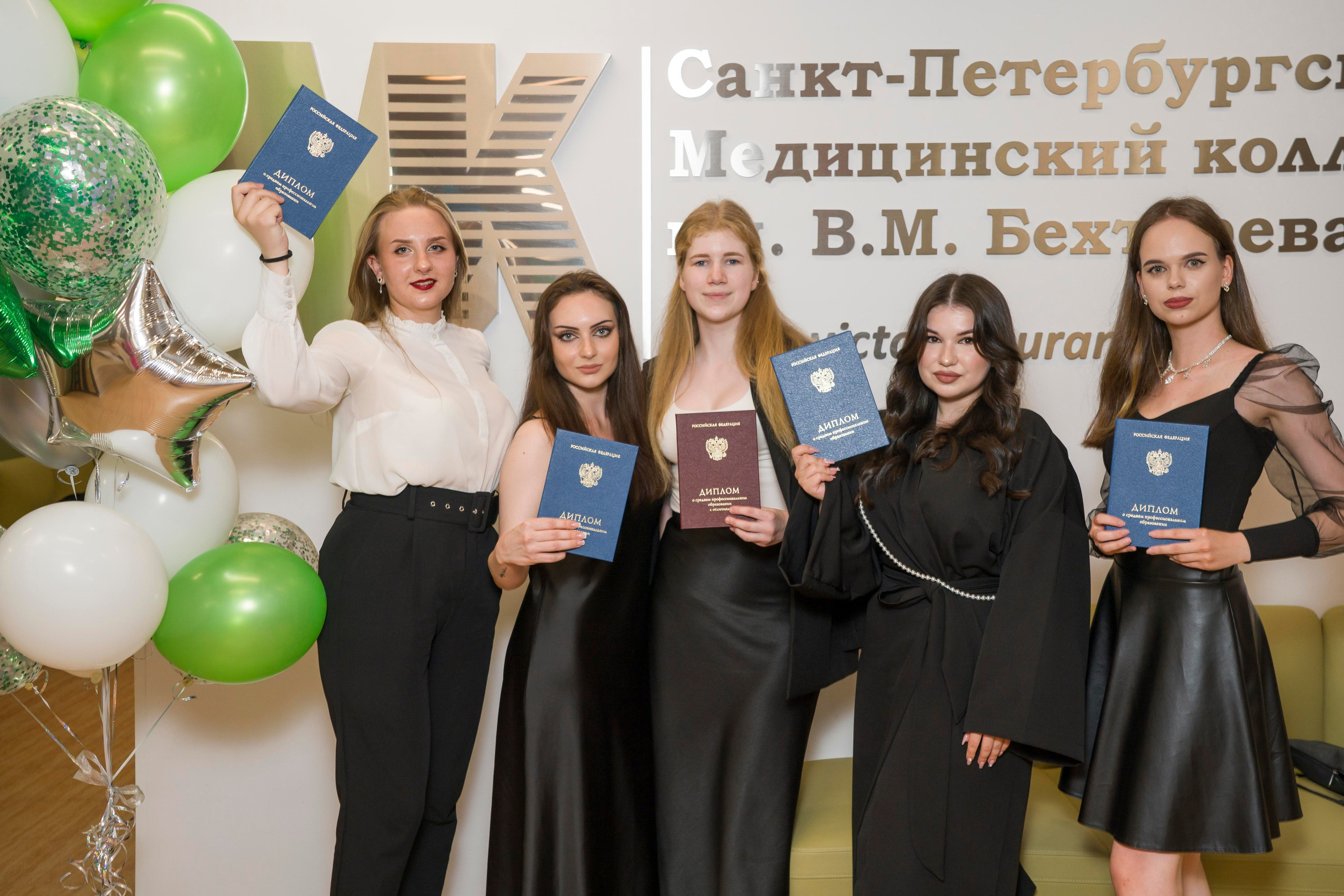 Выпускной в медколледже. Фотограф в Санкт-Петербурге. Репортажная и все съёмки для бизнеса