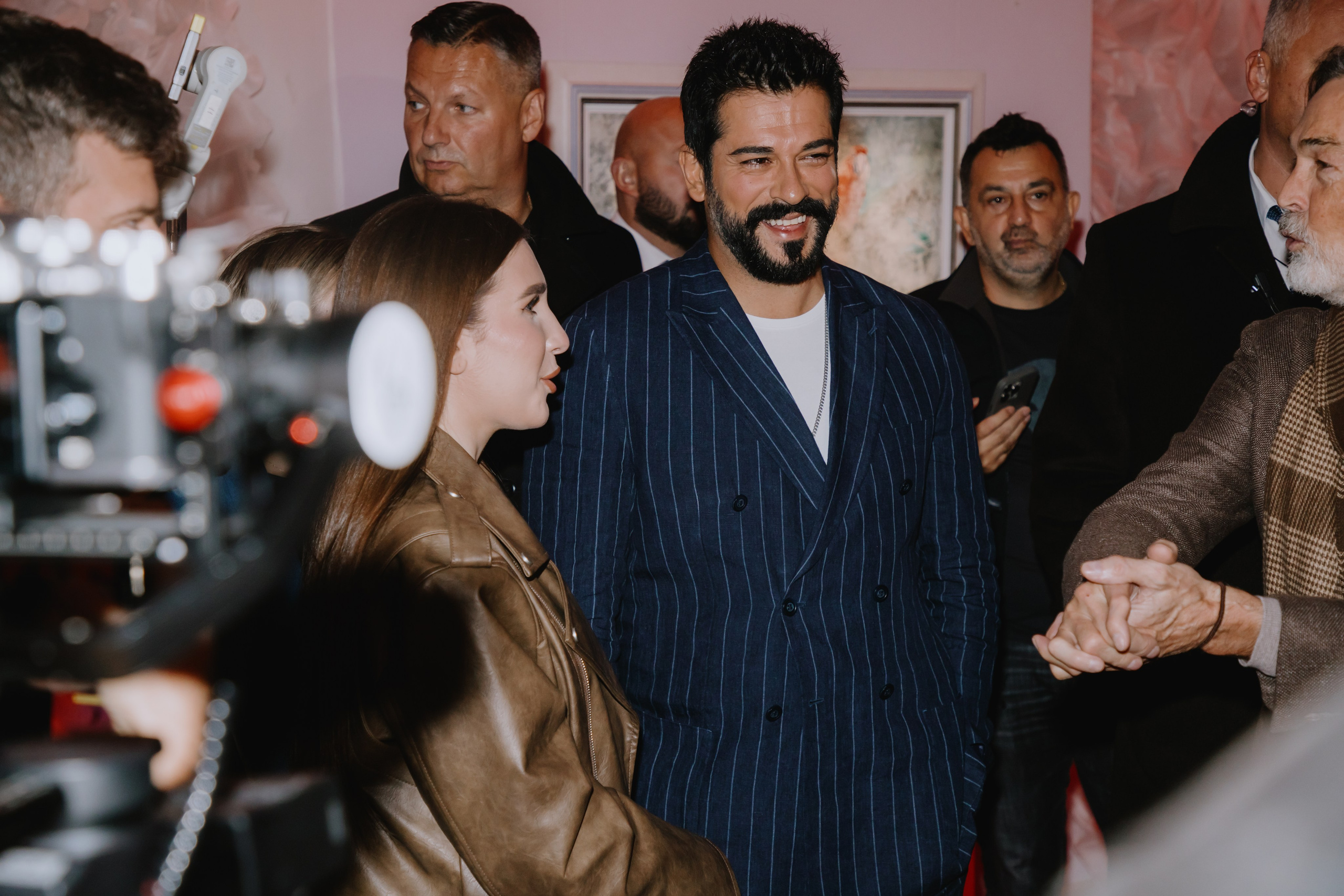 Бурак Озчивит посетил выставку Никаса Сафронова. Фотограф в Москве и Санкт-Петербурге Дарина