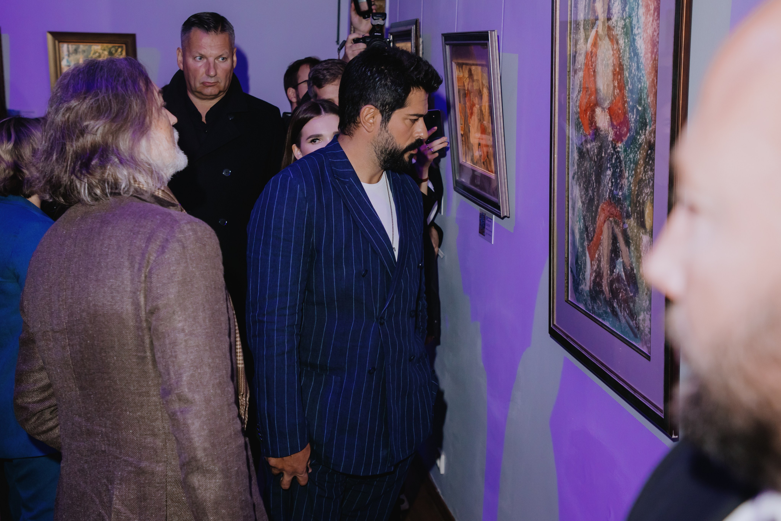 Бурак Озчивит посетил выставку Никаса Сафронова. Фотограф в Москве и Санкт-Петербурге Дарина