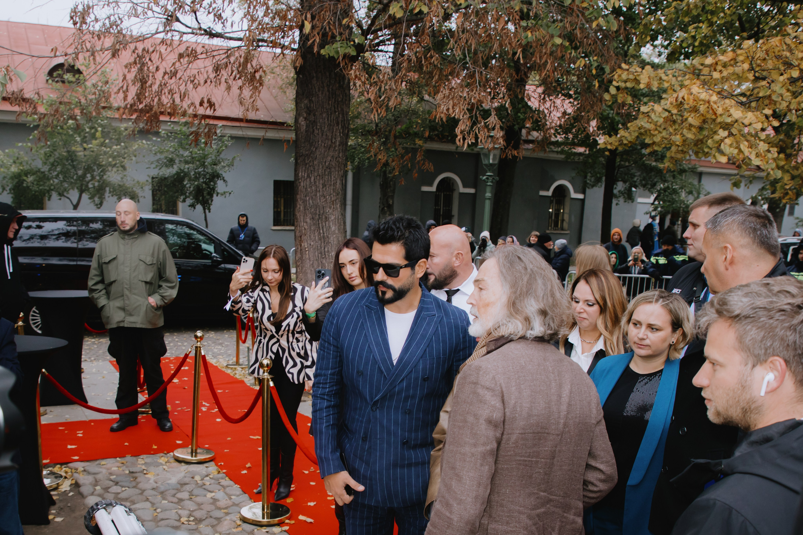 Бурак Озчивит посетил выставку Никаса Сафронова. Фотограф в Москве и Санкт-Петербурге Дарина