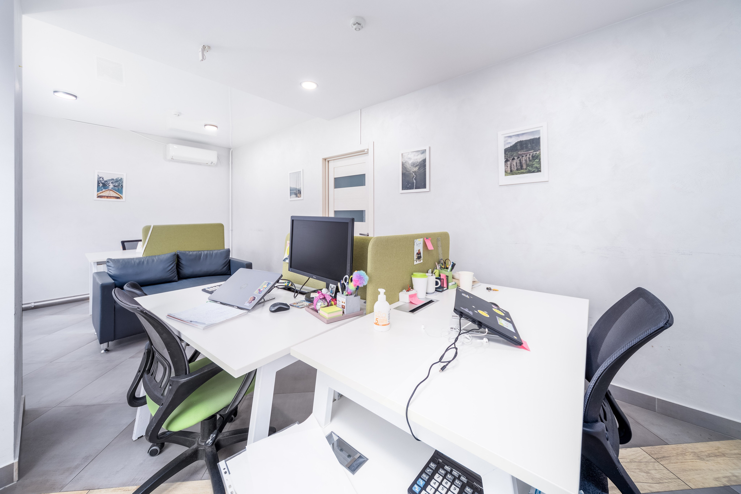 Рабочий кабинет в офисе страховой компании