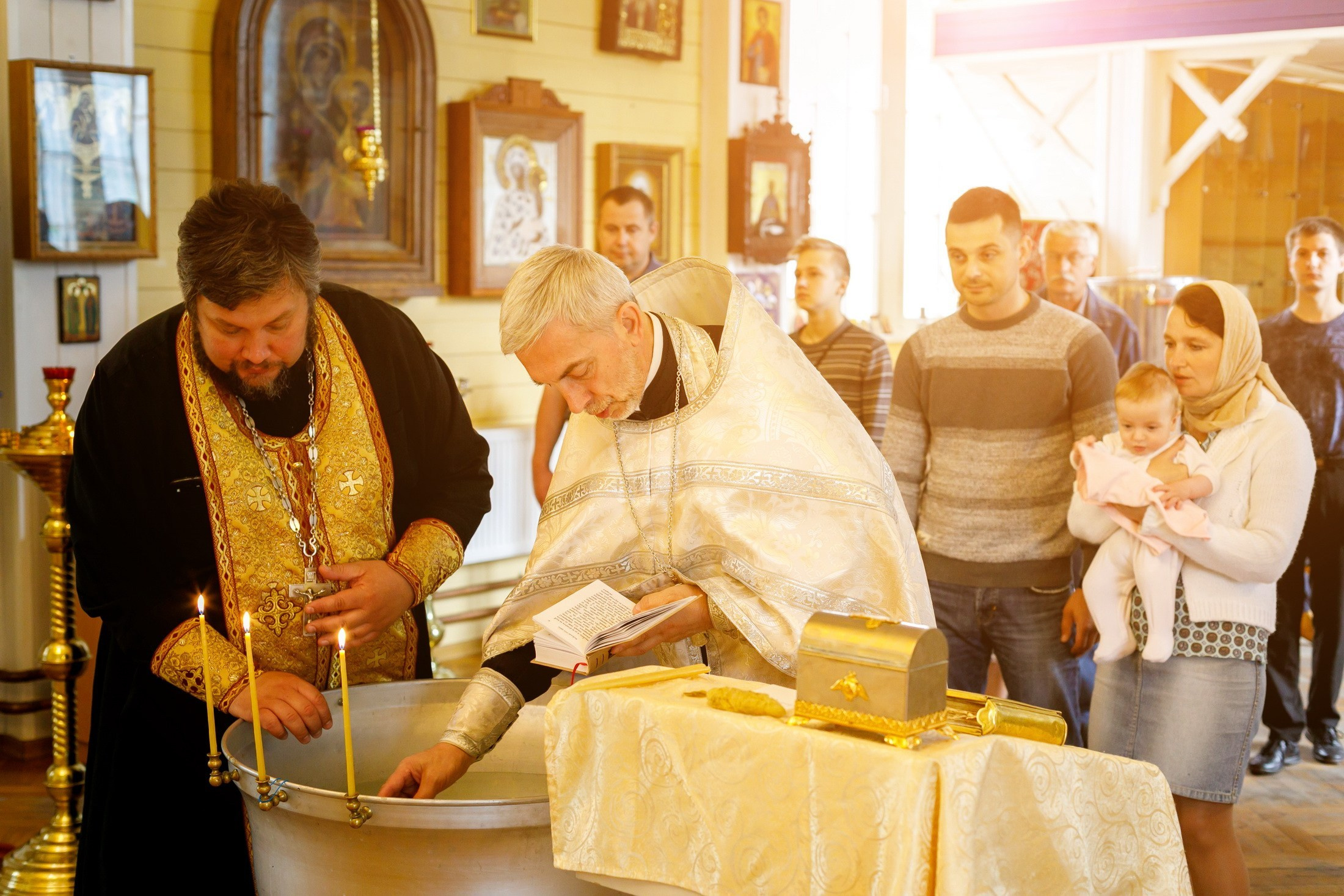 Крещение церковь Петра и Павла, Вырица. Фотограф на крещение в Санкт Петербурге