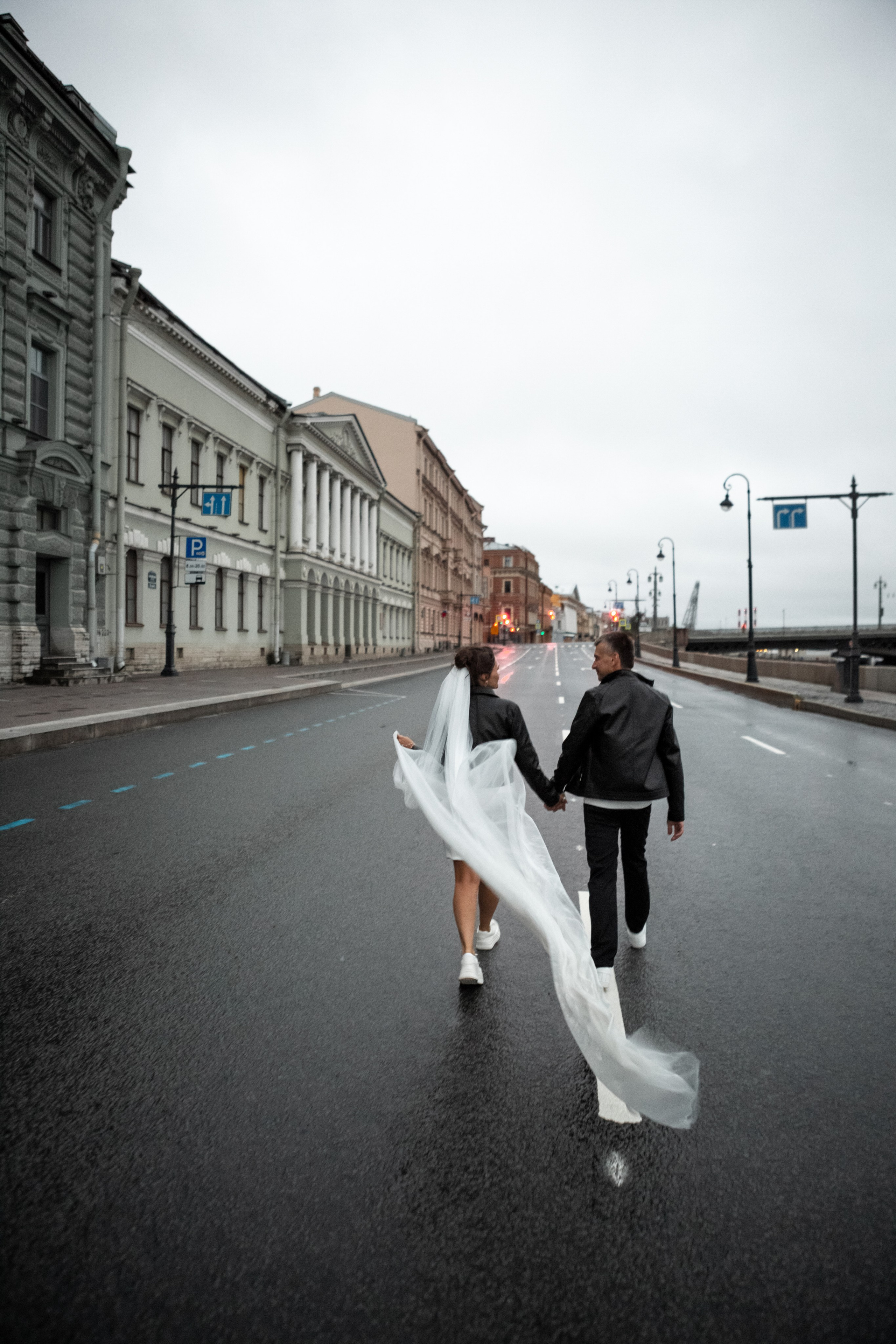 Свадебная фотопрогулка в ночном Петербурге