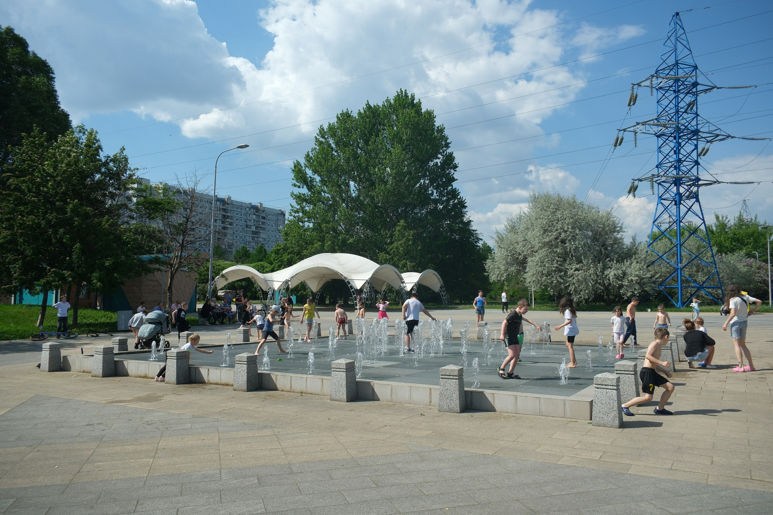 Парк 850 лет Москве. Снято на Voigtlander 18/2,8 Color-scopar. Улица, люди, жизнь…