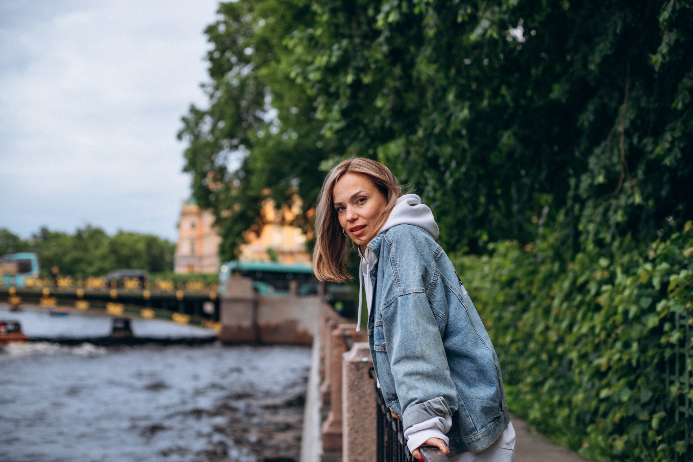 Катерина в июне. Фотопрогулка в Петербурге. Индивидуальный и семейный фотограф в Санкт-Петербурге