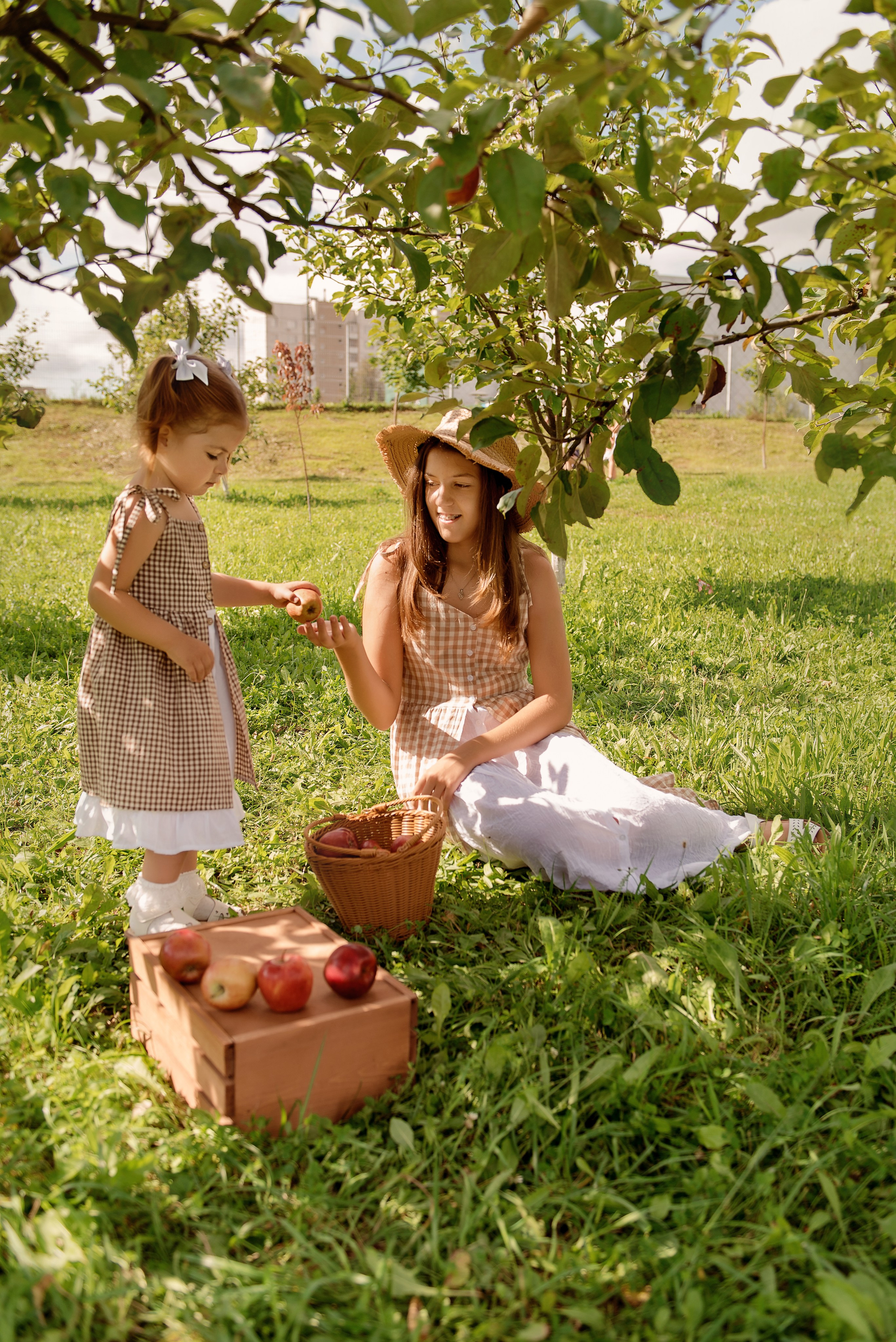 Яблоневый сад. Детский фотограф в Долгопрудном и Москве