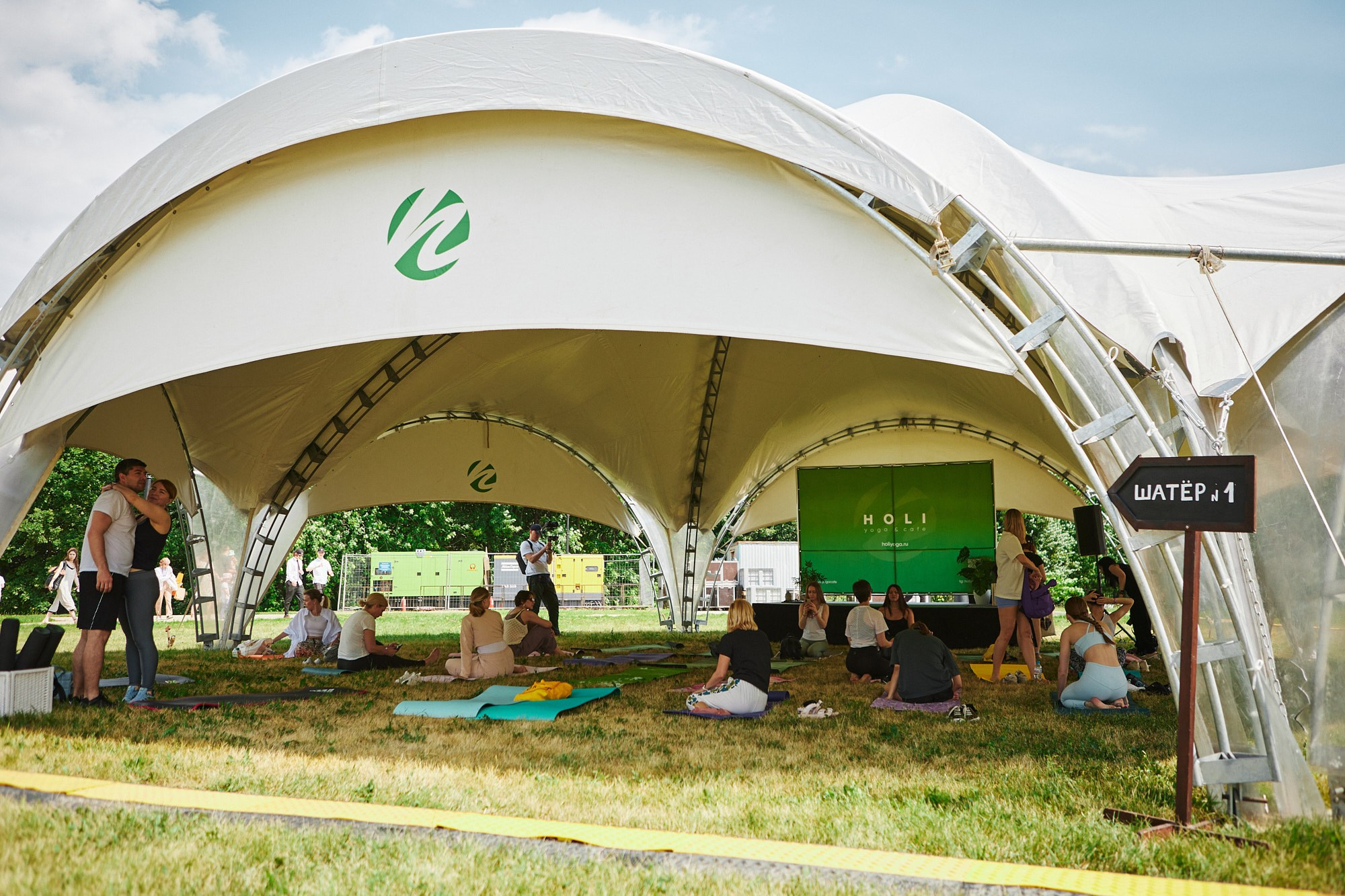 HOLI Yoga — репортажная съёмка фестиваля йоги в Москве. Репортажный фотограф в Москве — Дмитрий Тарасов | Съёмка мероприятий, концертов, корпоративов