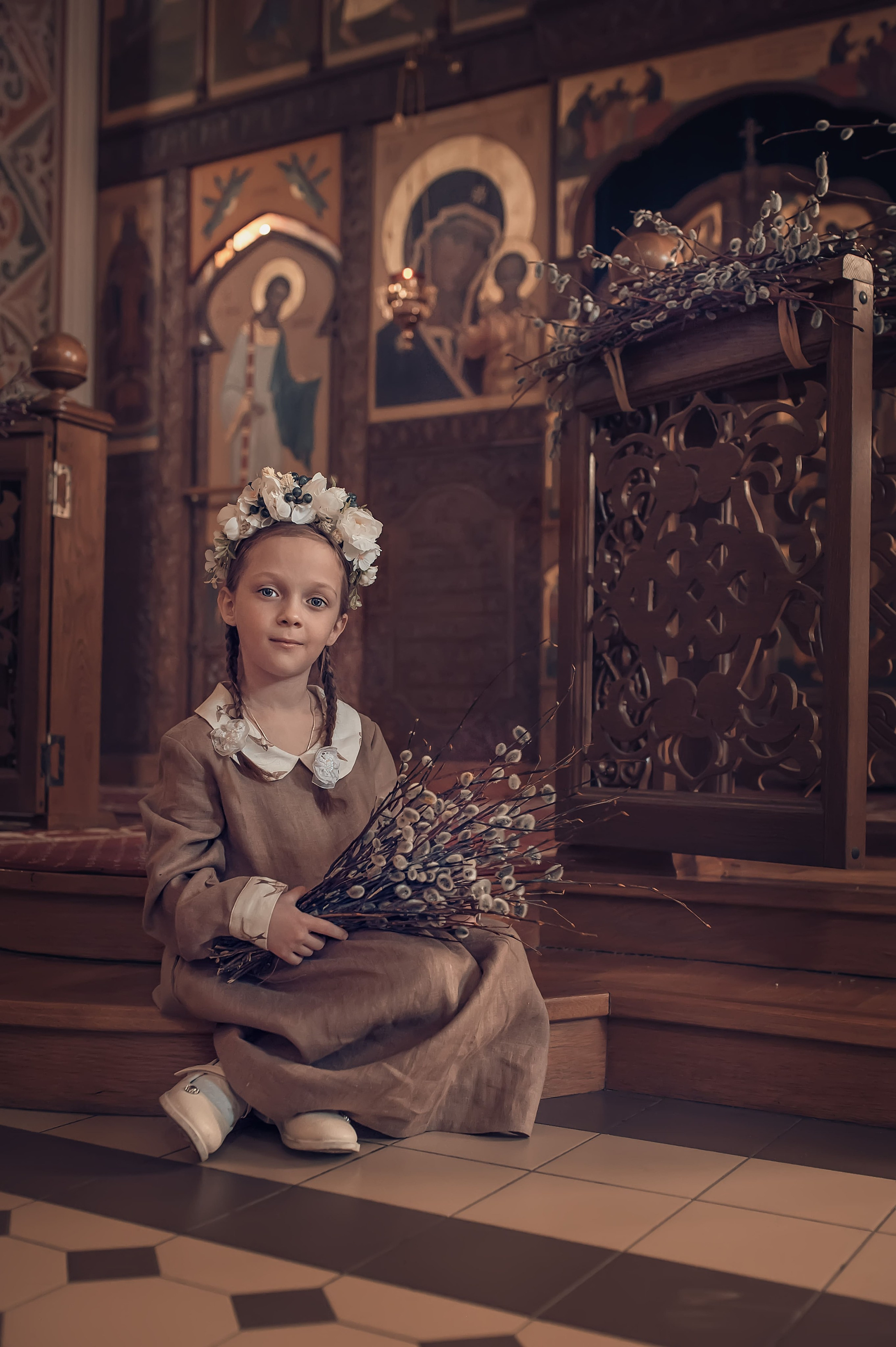 Ниночка с мамой Еленой в вербное воскресенье. Фотографы крещения/венчания  Красноярск Татьяна и Вячеслав Переваловы