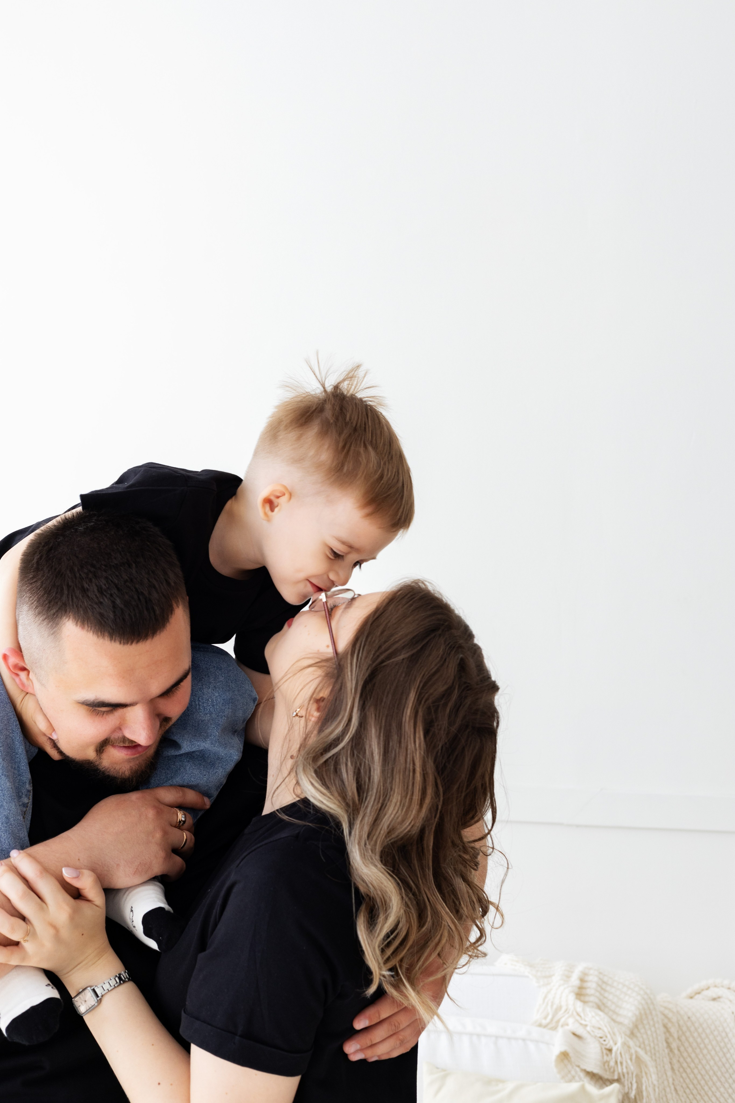 Семейная фотосессия в студии (Михаил, Крестина и Макар). Женский фотограф в Орске Новотроицке Динара Долганова