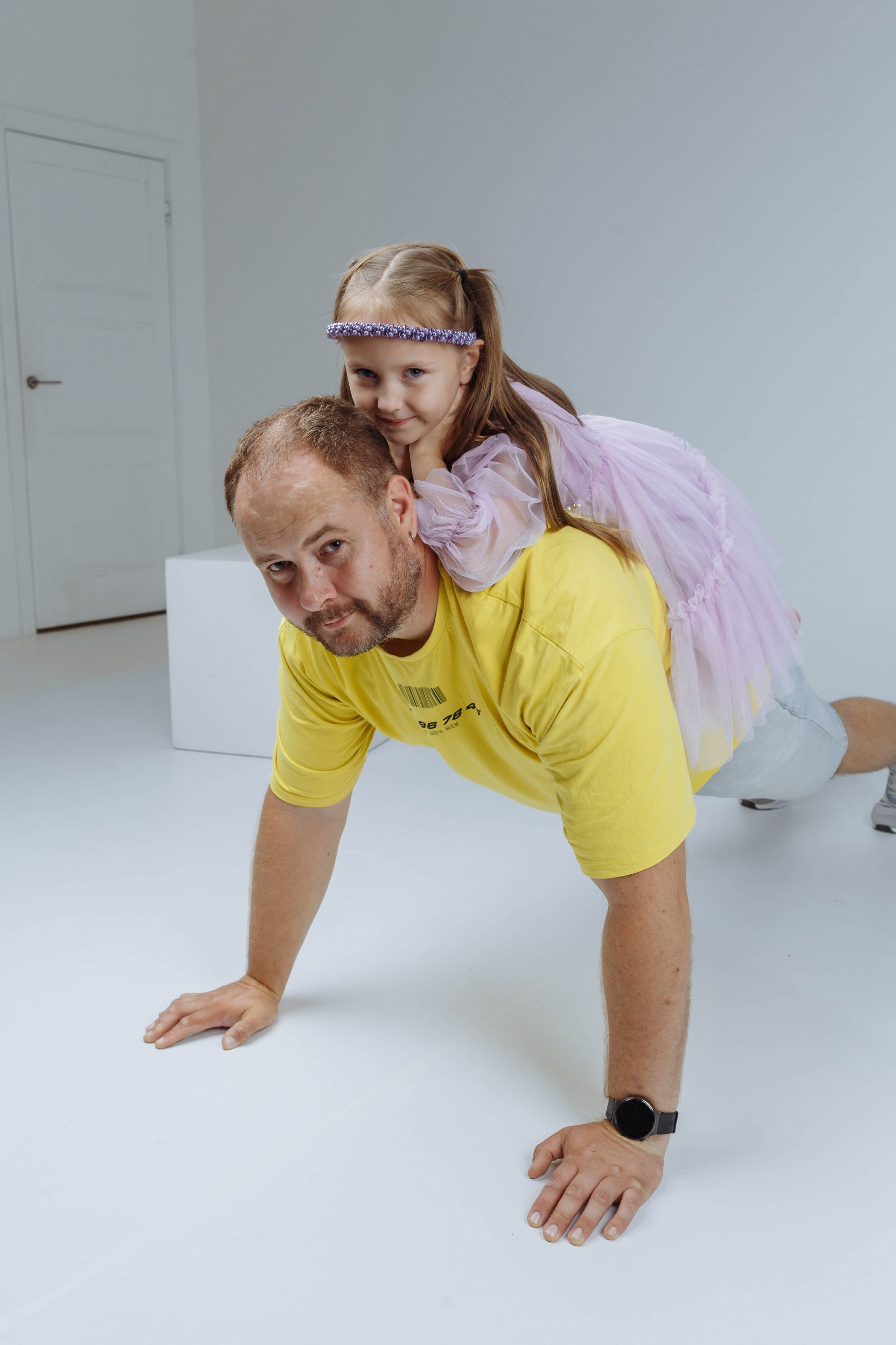 Фотосессия Витали быстро перешла в катание на лошадке. Событийный фотограф Максим Бескоровайновнов