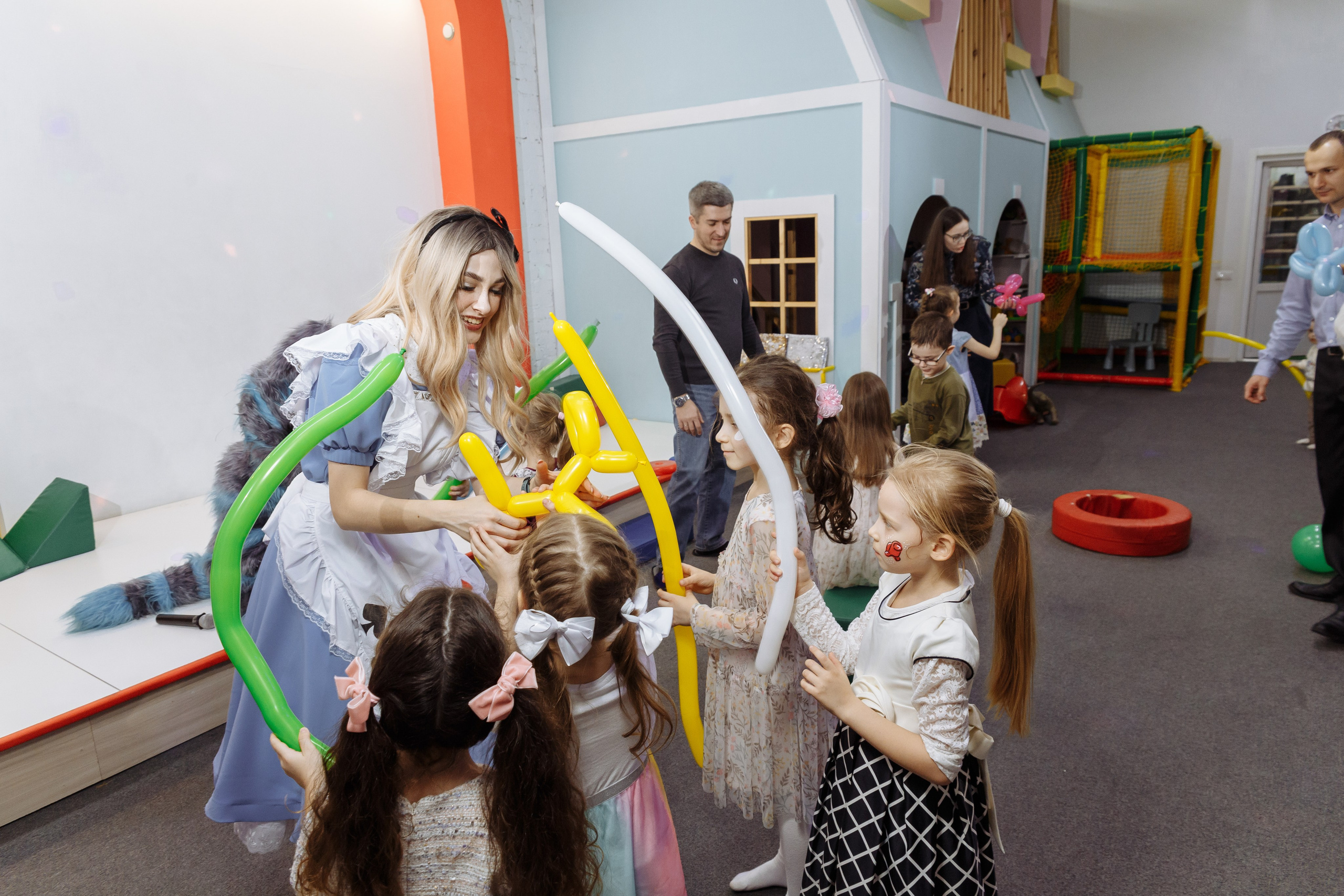 Олеся празднует свое 6 летие в компании Алисы, Чеширского кота и друзей. Событийный фотограф Максим Бескоровайновнов