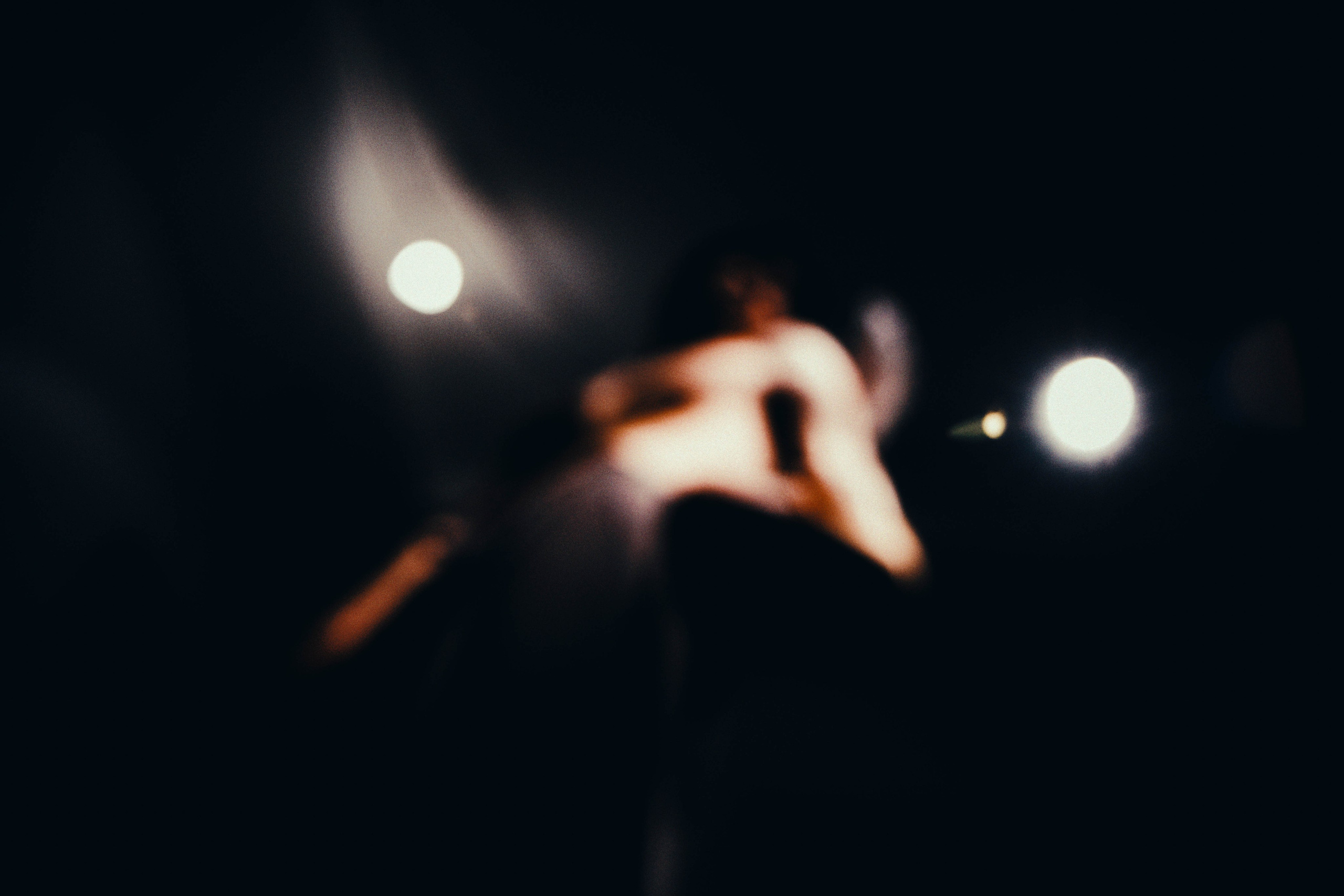 Портрет купидона на темном фоне. Портретный и репортажный фотограф в Санкт-Петербурге Смоляков Максим