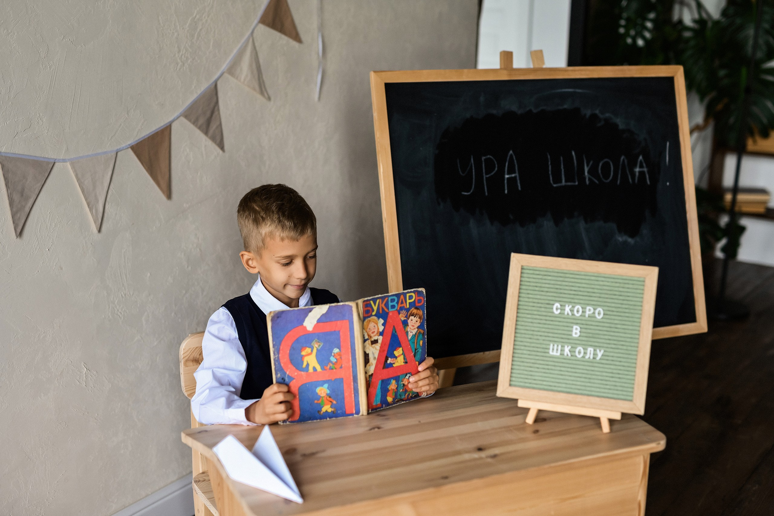 Фотосессия первоклассника перед школой на 1 сентября в Красноярске. 📸 Свадебный и семейный фотограф в Красноярске Тихомиров Евгений | 17 лет опыта | 800+ свадеб